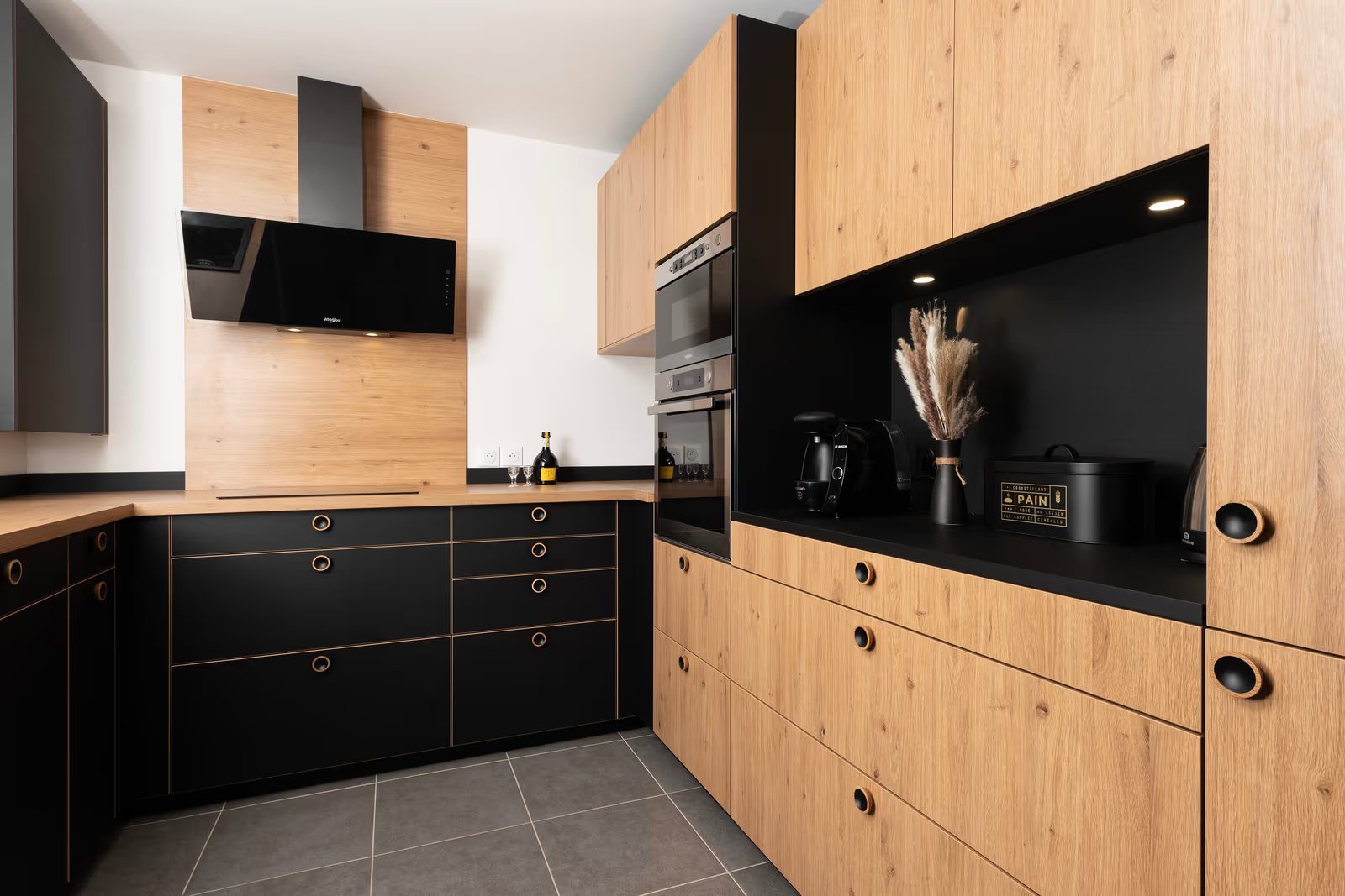 Cuisine sur-mesure cuisine noire bois — réalisation Dec Home Agencement