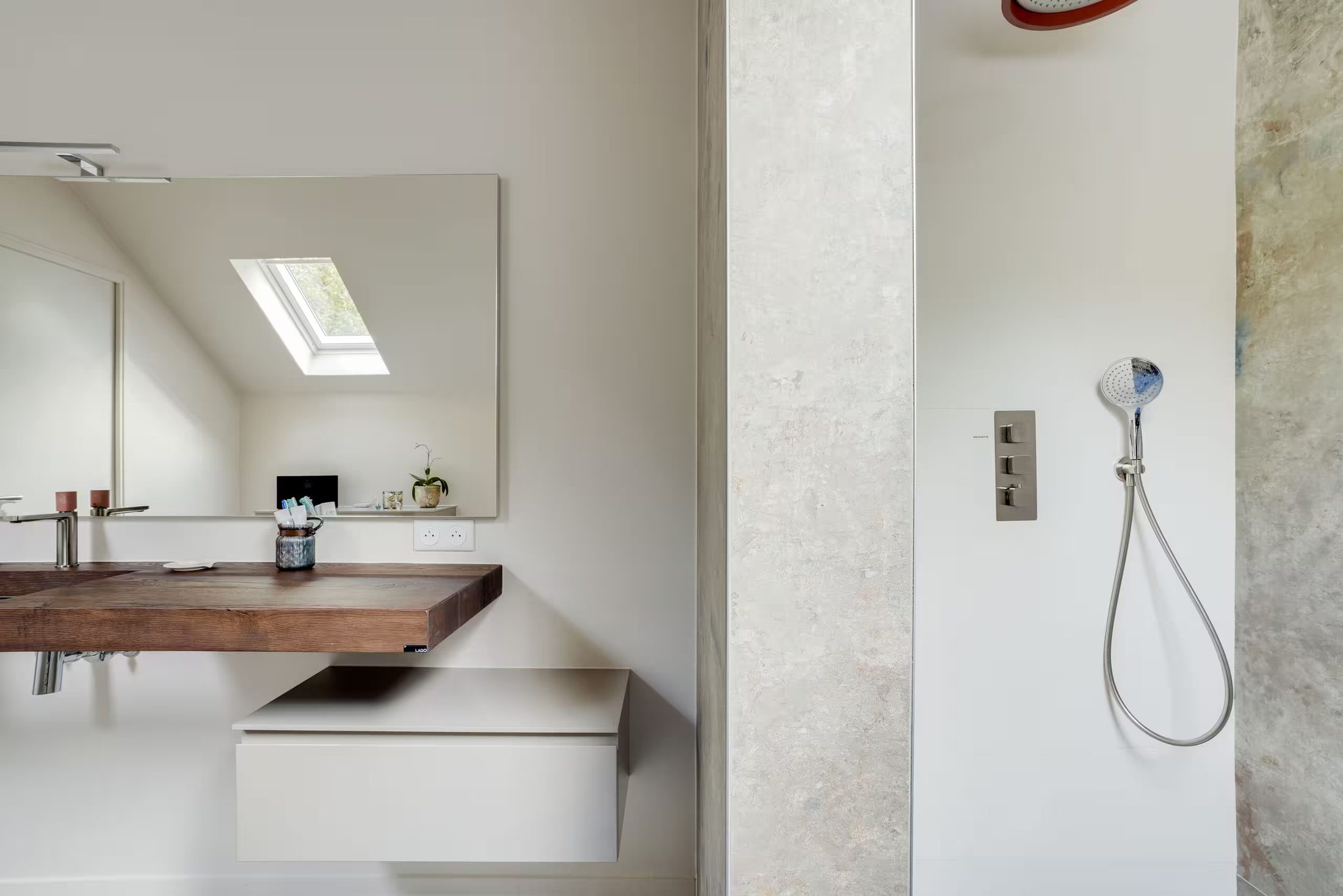 Salle de bains avec douche à l’italienne — réalisation Dec Home Agencement