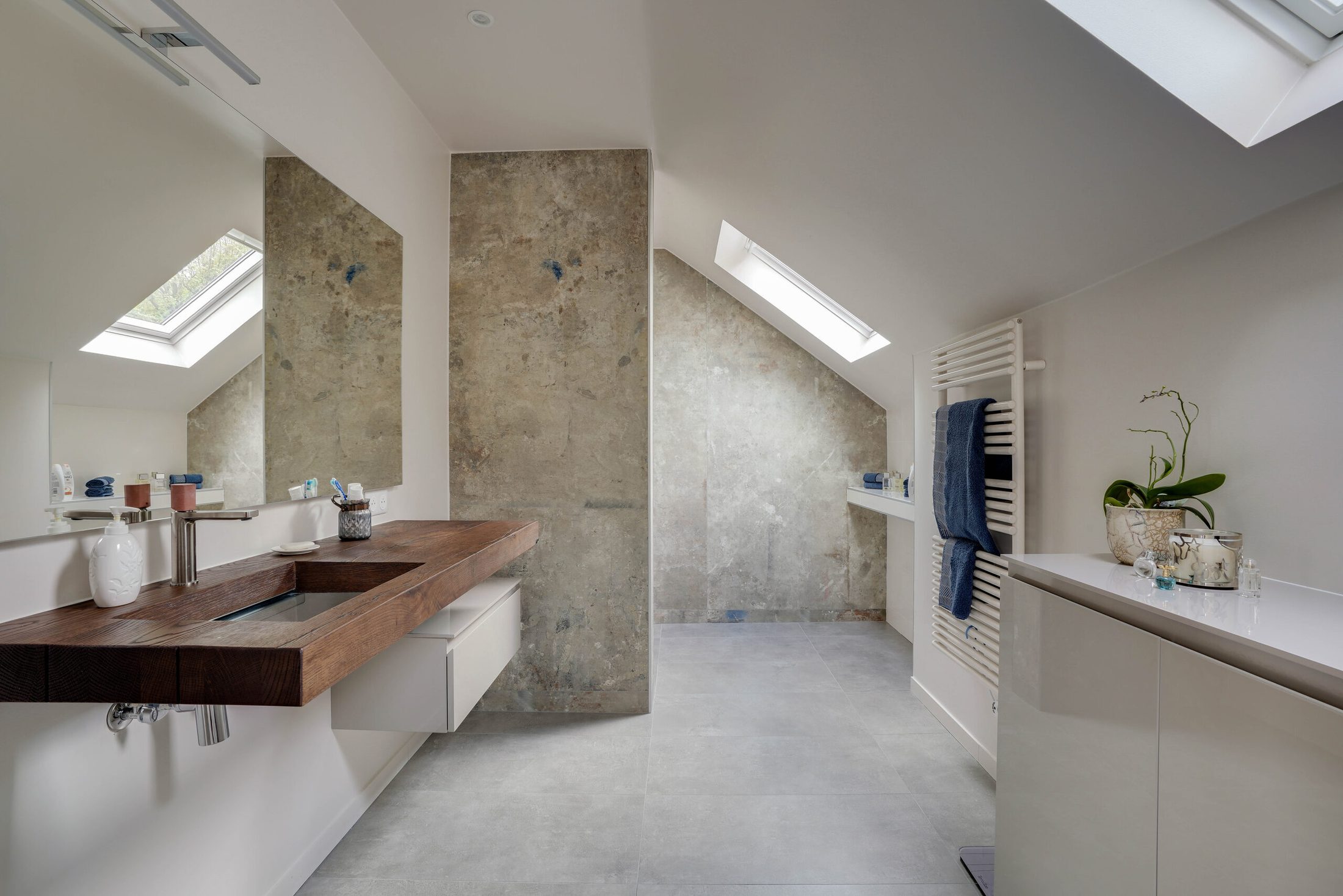 Salle de bains sous combles avec plan vasque en bois, velux et douche à l'italienne, réalisation Dec Home Agencement