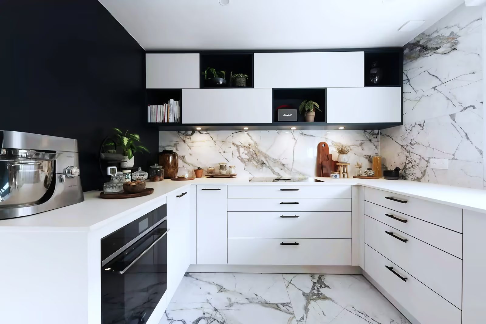 Cuisine sur-mesure blanc noir — réalisation Dec Home Agencement
