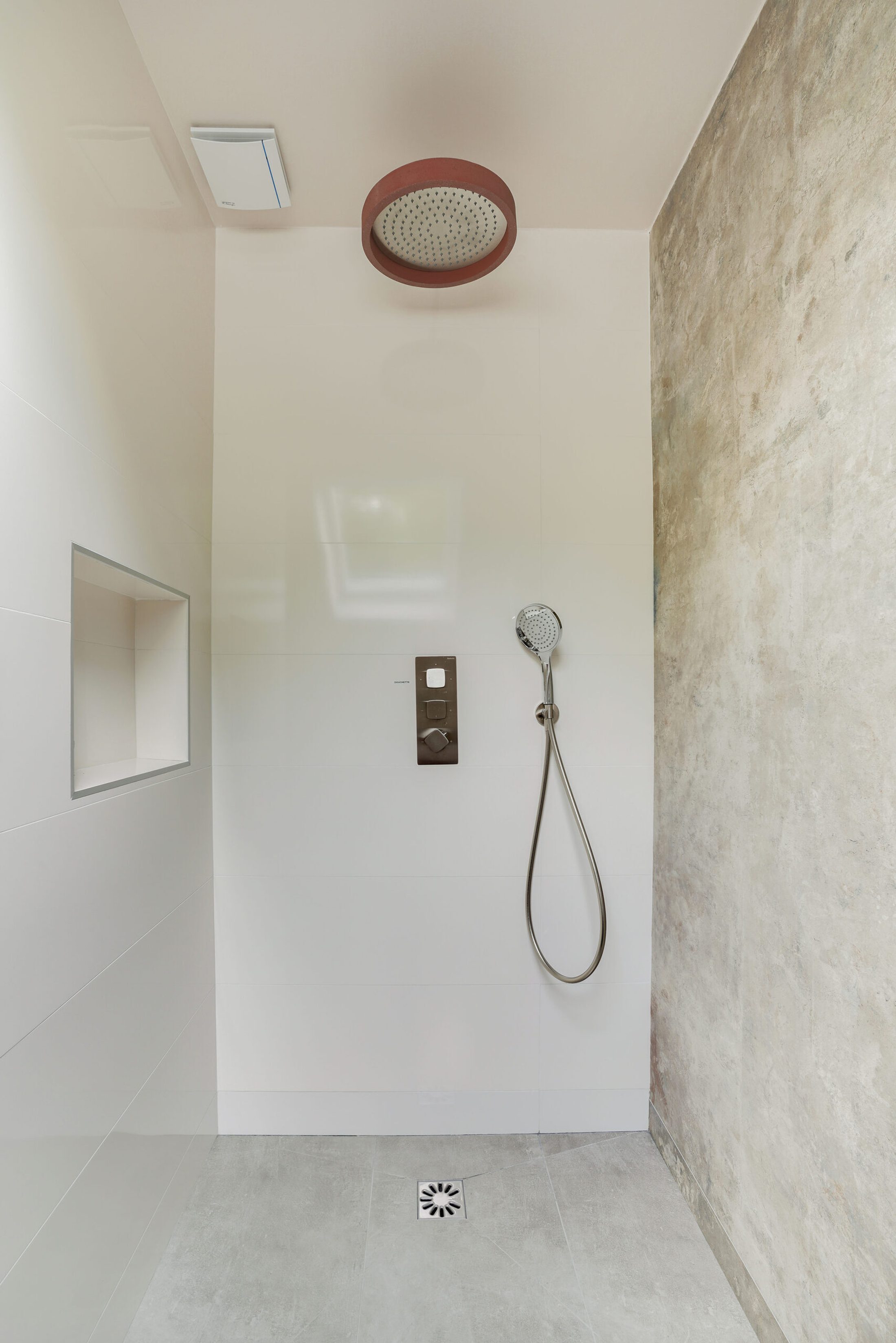 Douche à l'italienne compacte avec pommeau de pluie et niche murale, réalisation Dec Home Agencement