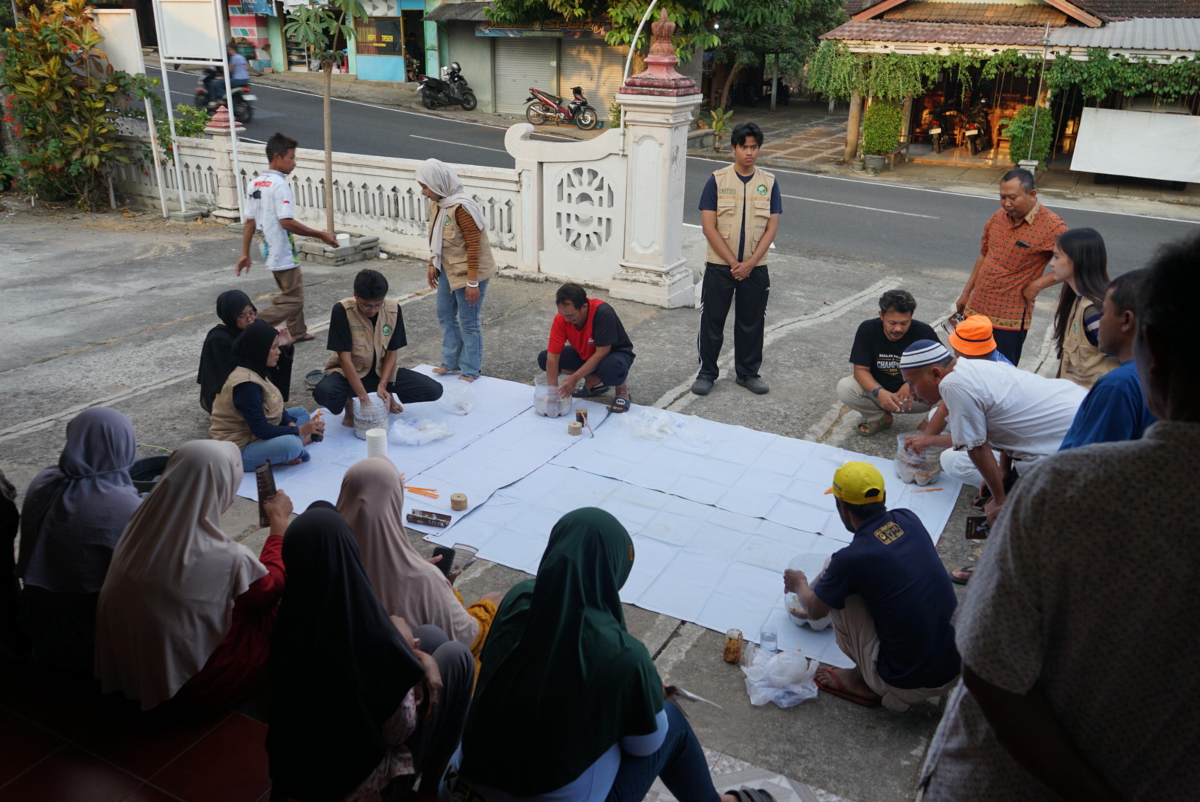 Gambar kegiatan pembuatan mineral blok