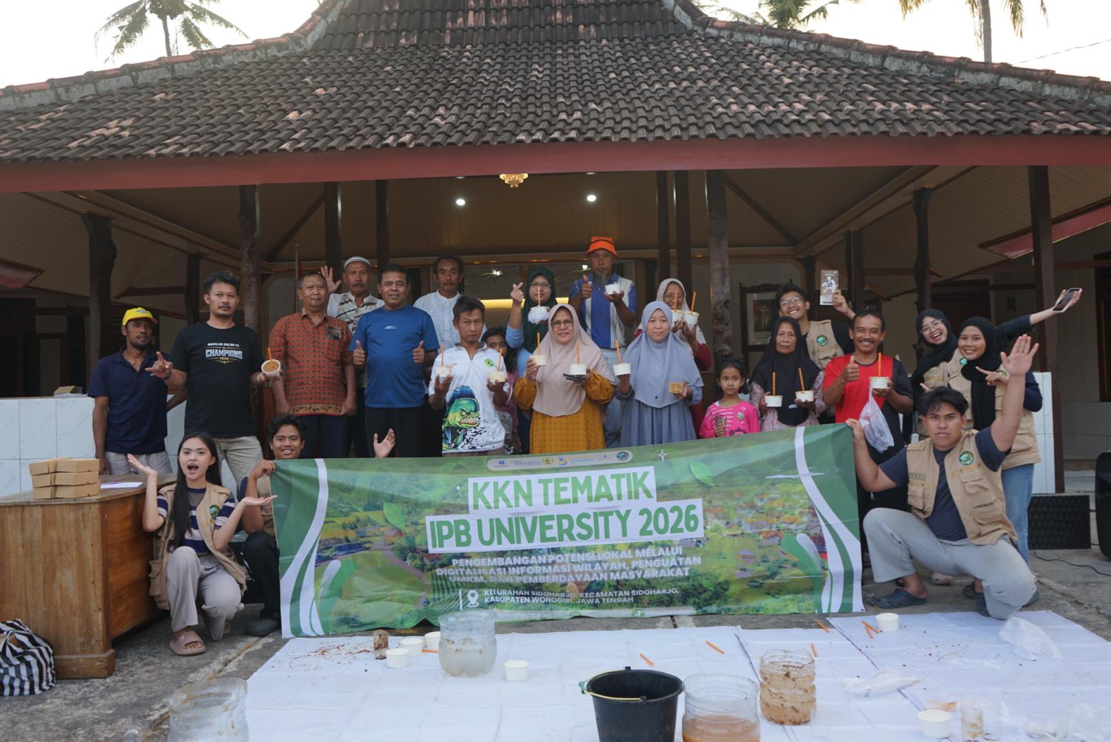 DORONG PRODUKTIVITAS TERNAK, TIM KKN-T IPB HADIRKAN PELATIHAN PEMBUATAN MINERAL BLOK DI KELURAHAN SIDOHARJO, WONOGIRI
