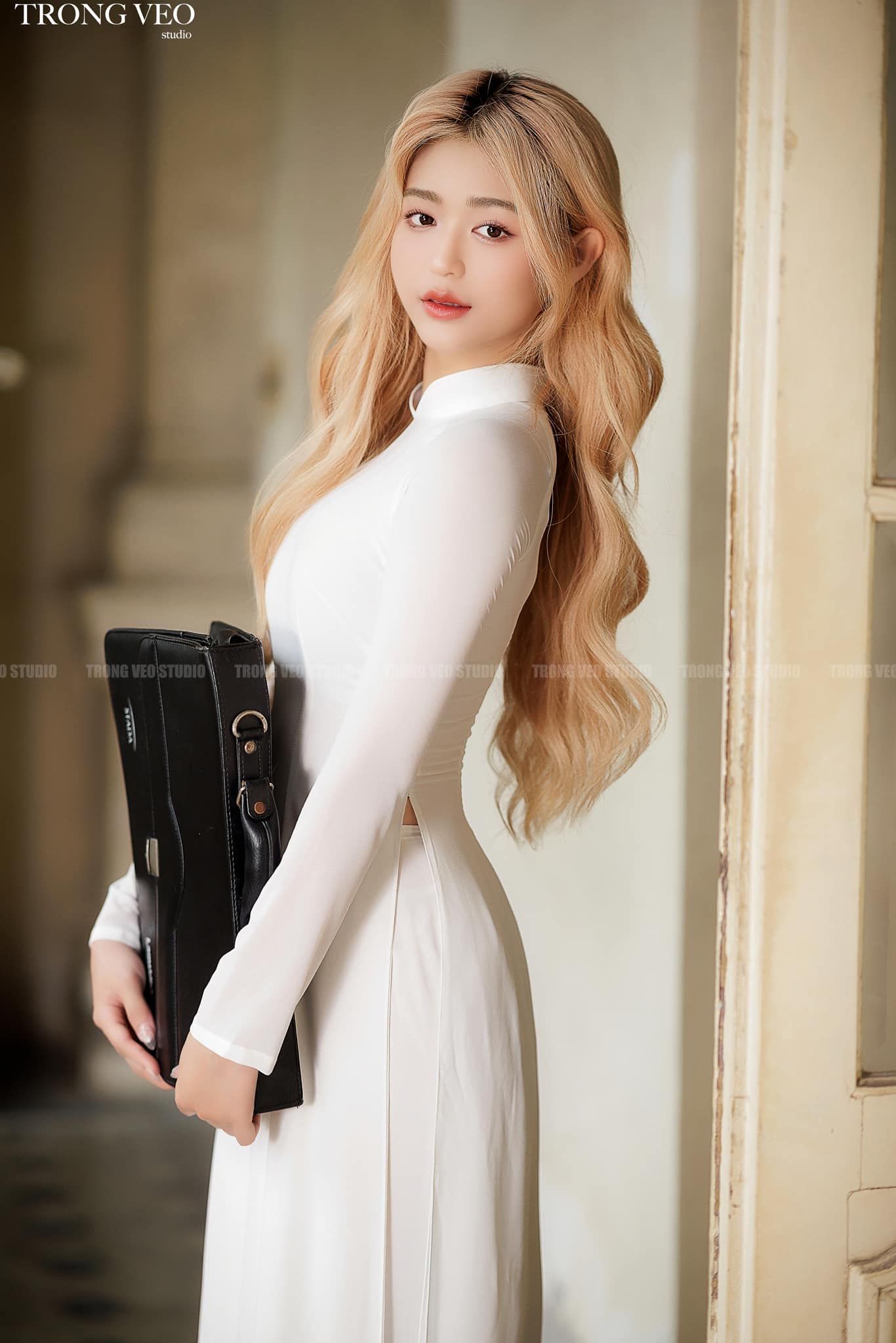 Nữ sinh duyên dáng với áo dài trắng trong mùa tưu trường