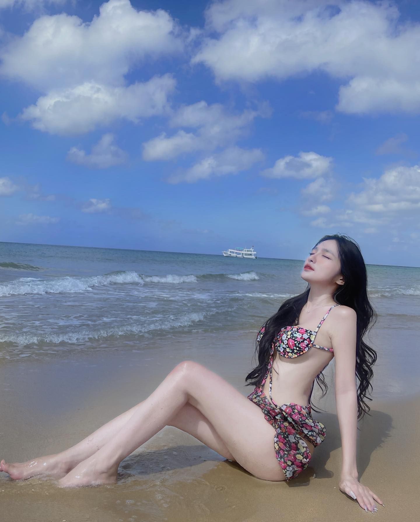 Cùng ngắm girl xinh Mai Ngọc Khánh Linh trong những bộ bikini thật cuốn hút & hấp dẫn