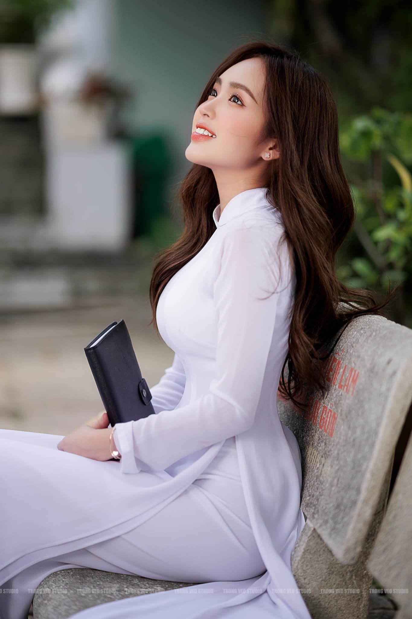 Ho girl Phương Anh Lê tạo dáng với áo dài trắng