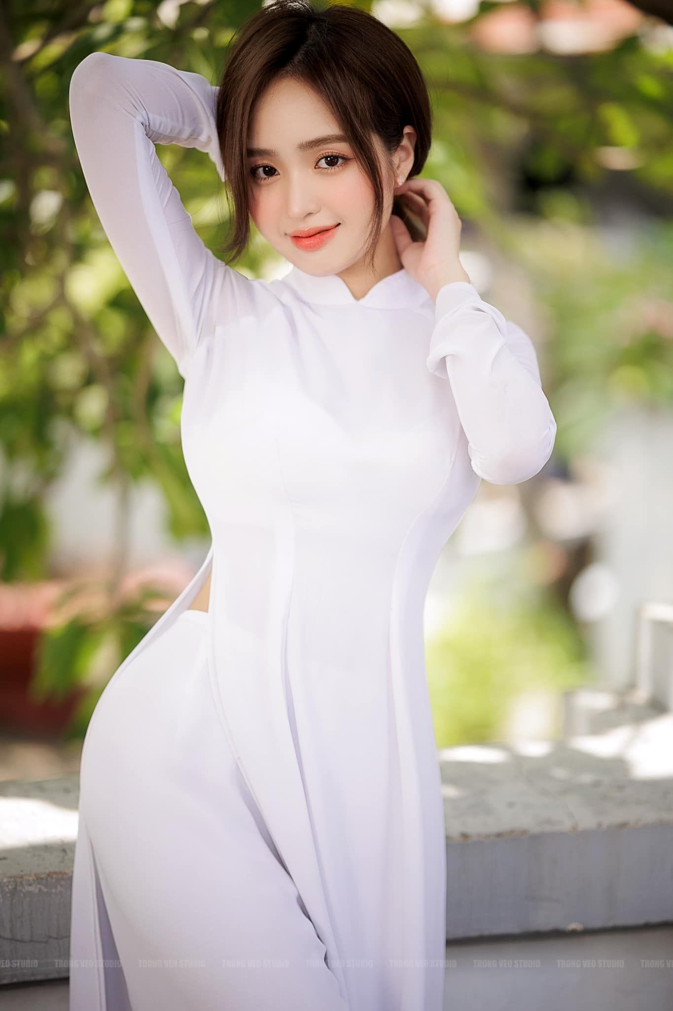 Ho girl Phương Anh Lê tạo dáng với áo dài trắng