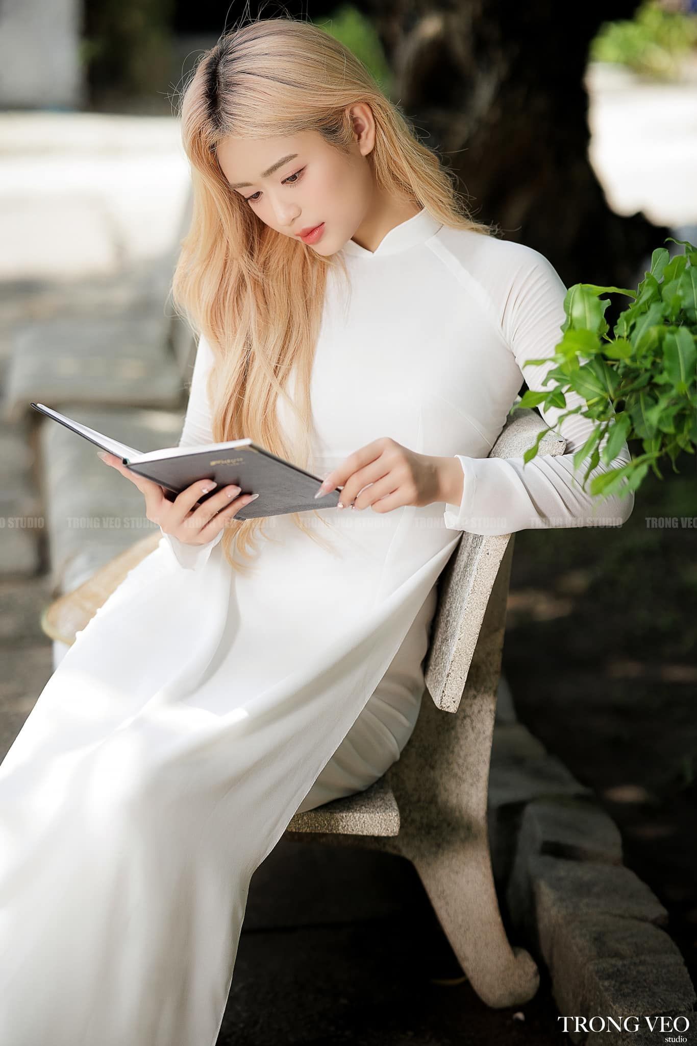 Nữ sinh duyên dáng với áo dài trắng trong mùa tưu trường