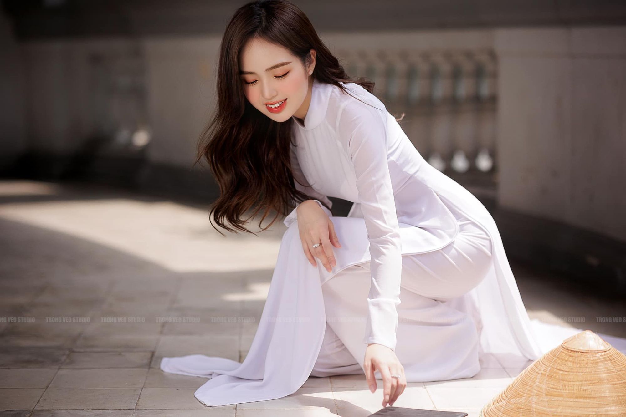 Ho girl Phương Anh Lê tạo dáng với áo dài trắng