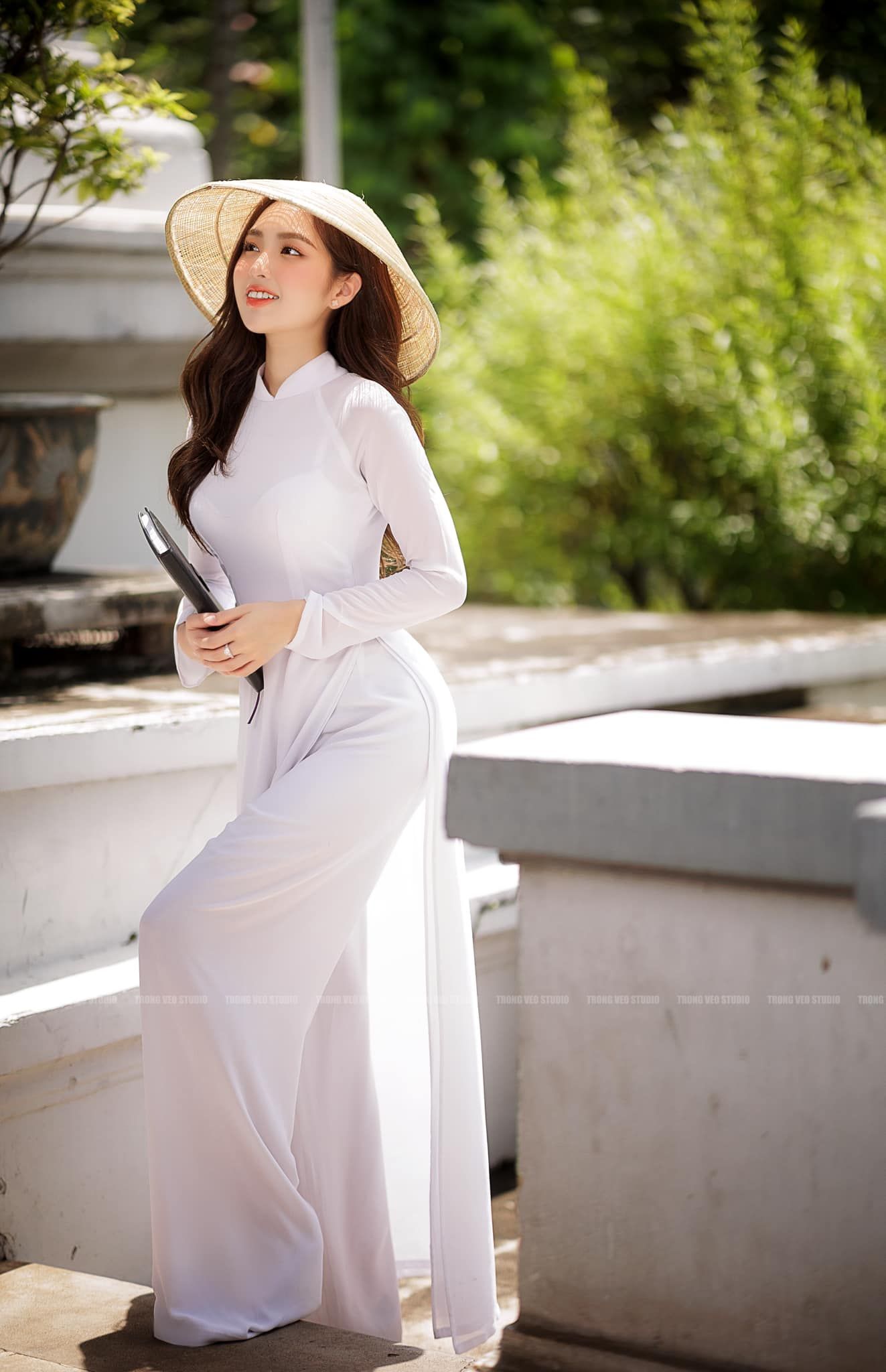 Ho girl Phương Anh Lê tạo dáng với áo dài trắng