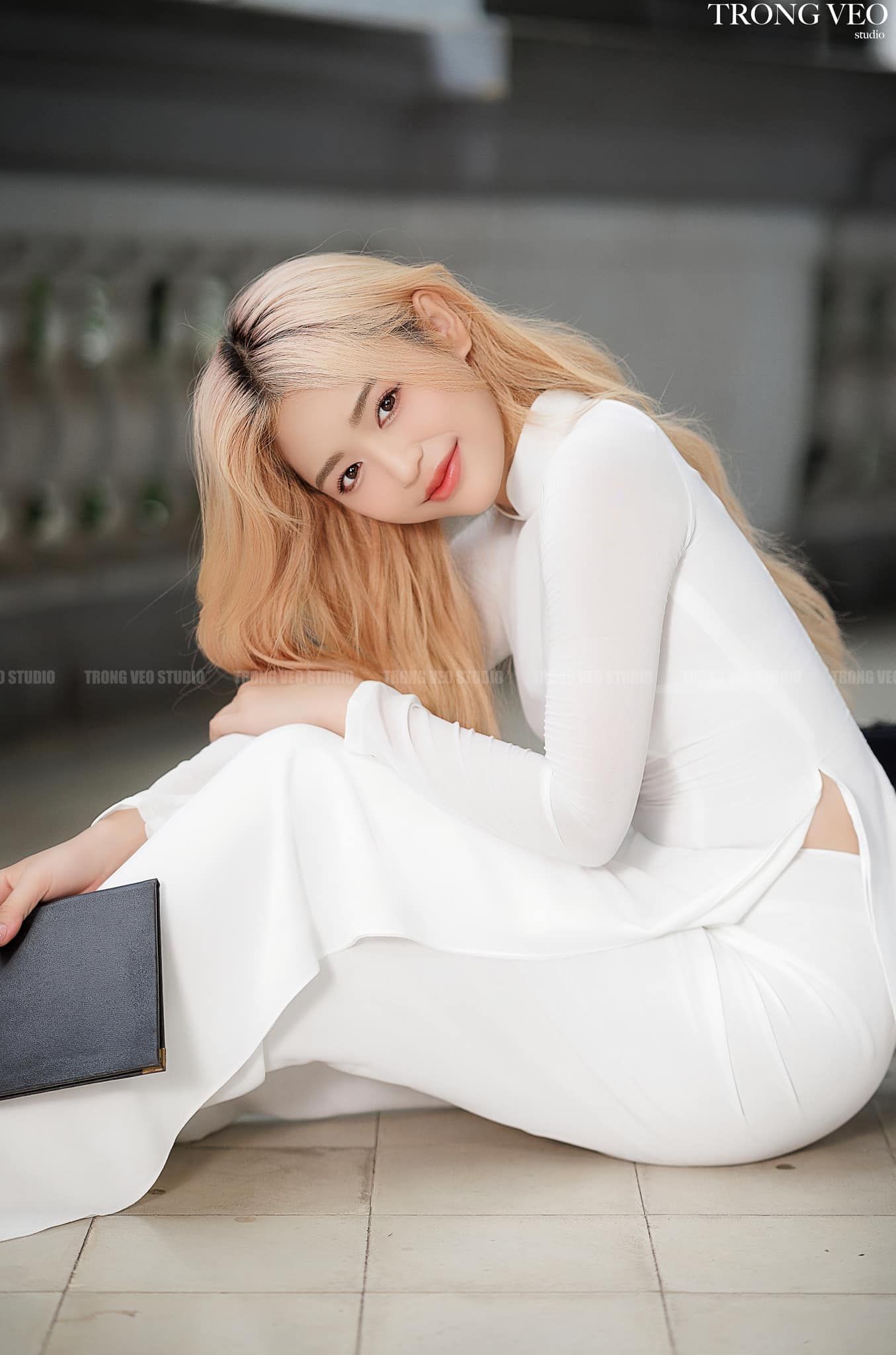 Nữ sinh duyên dáng với áo dài trắng trong mùa tưu trường