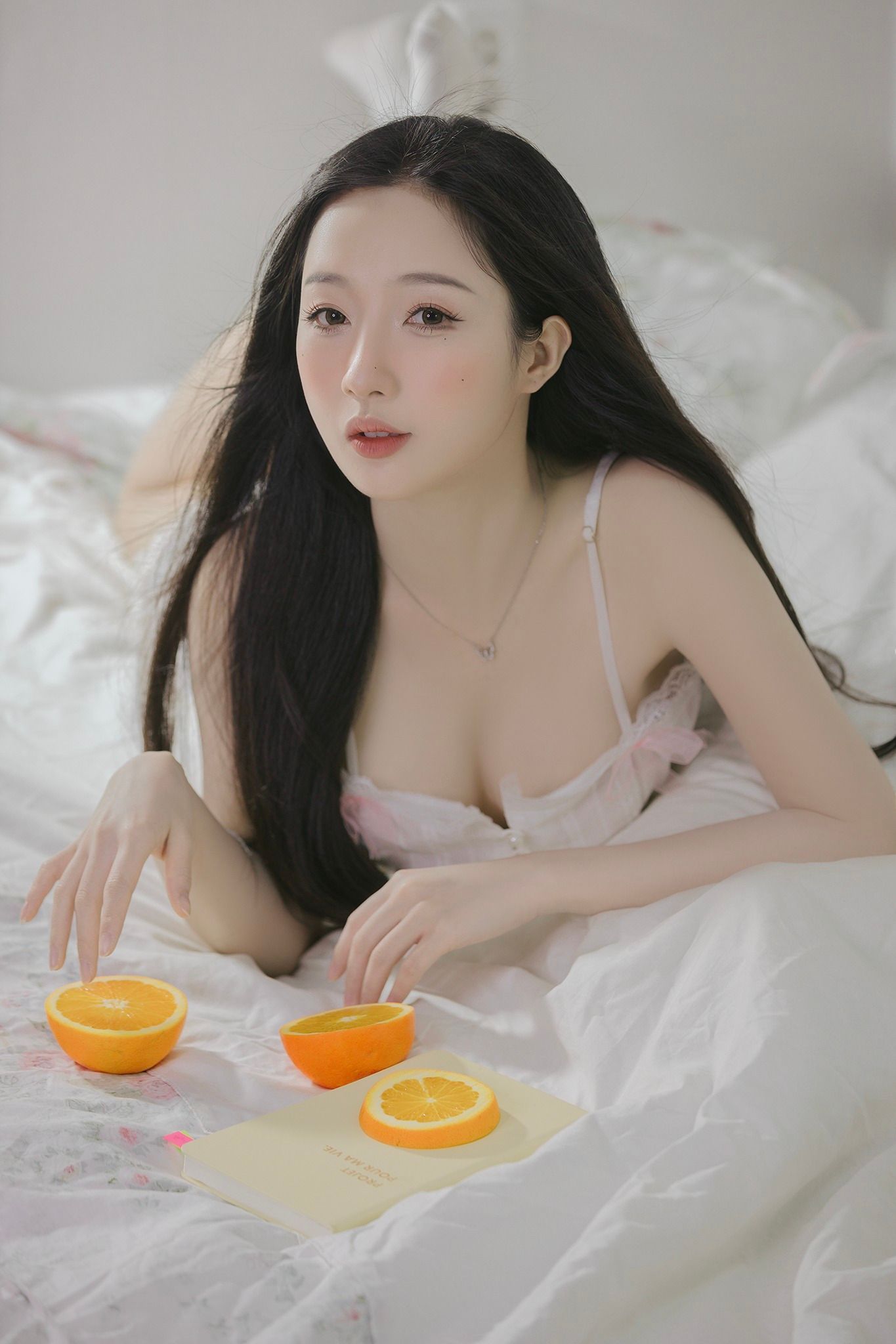 Girl xinh và trái cam