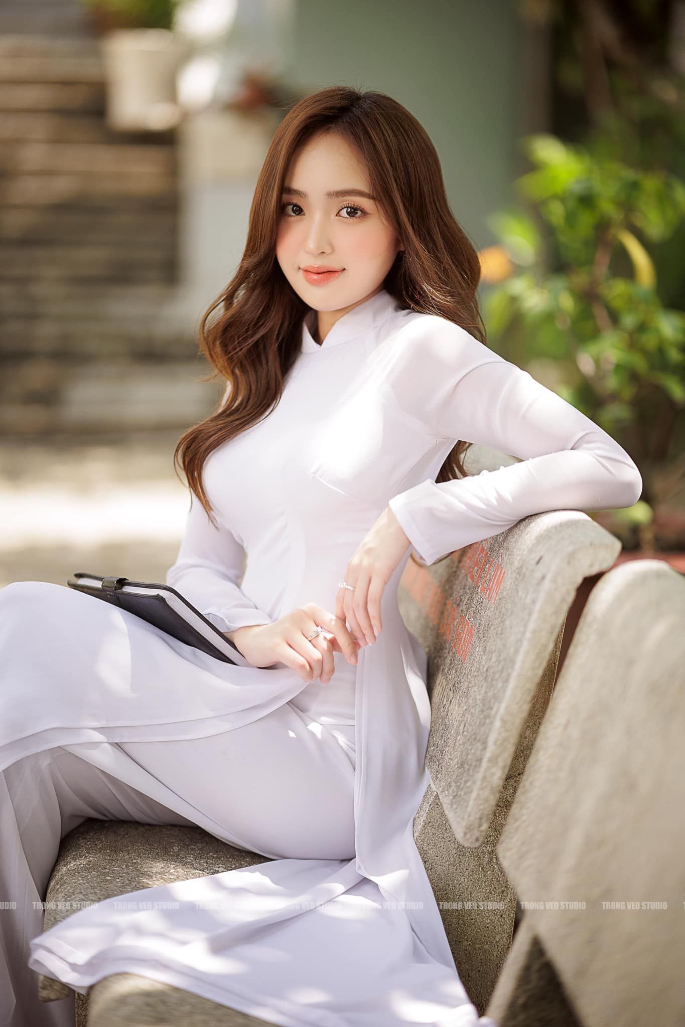 Ho girl Phương Anh Lê tạo dáng với áo dài trắng