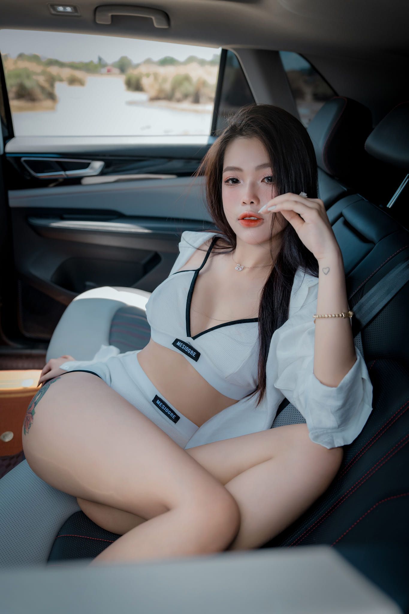 Tổng hợp ảnh girl xinh tạo dáng trên xe ô tô với bikini phần 1