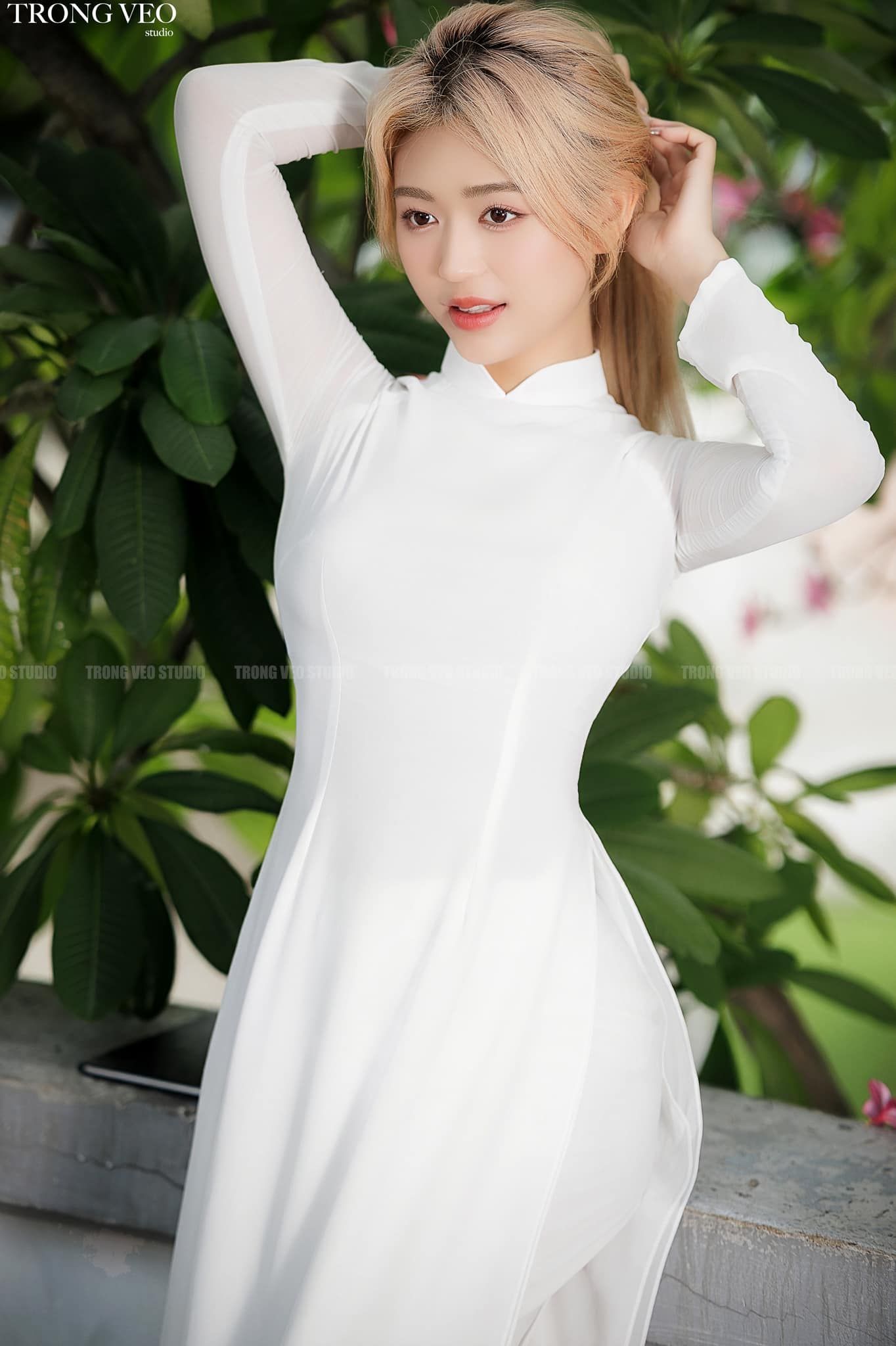 Nữ sinh duyên dáng với áo dài trắng trong mùa tưu trường