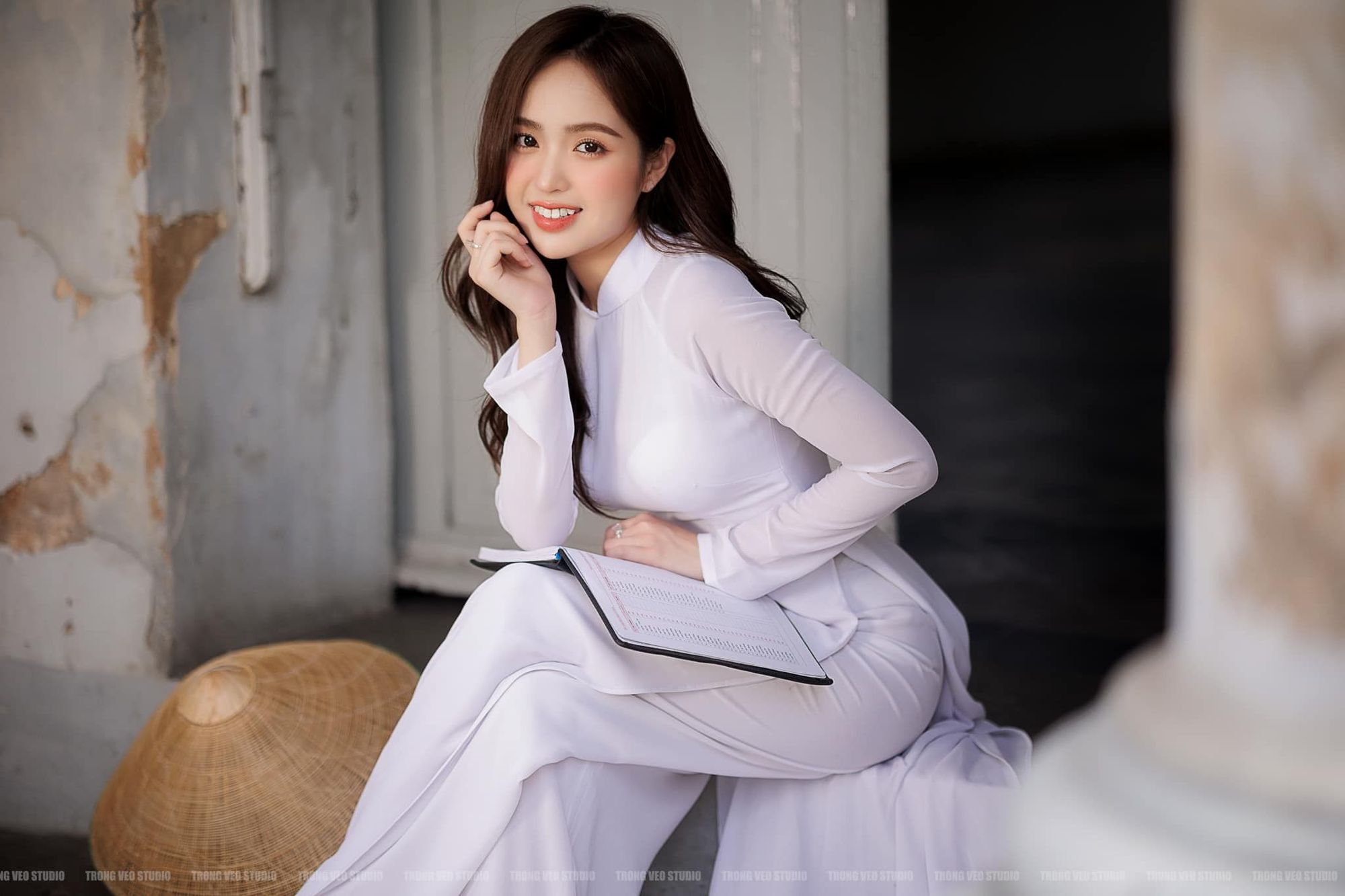Ho girl Phương Anh Lê tạo dáng với áo dài trắng