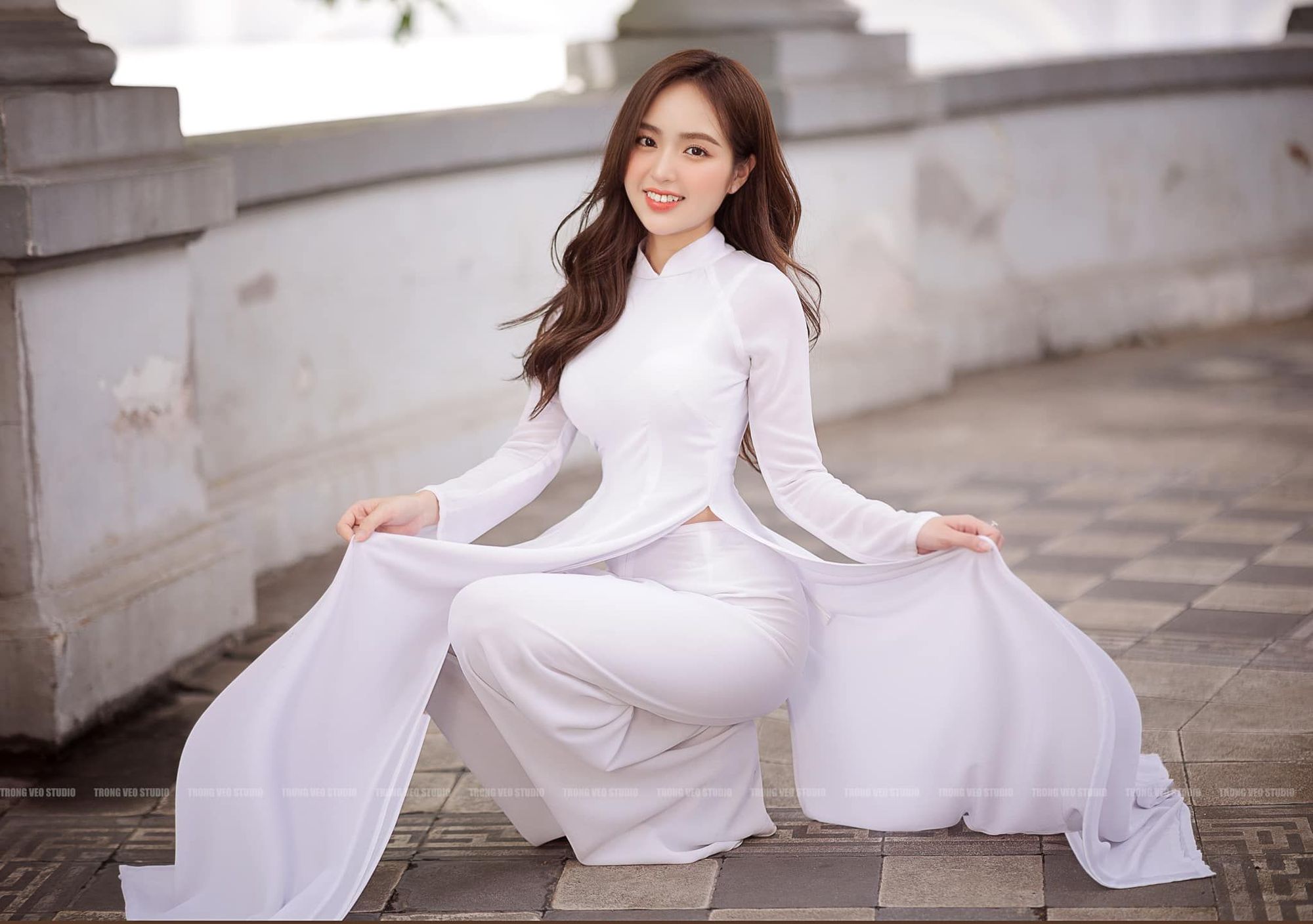 Ho girl Phương Anh Lê tạo dáng với áo dài trắng