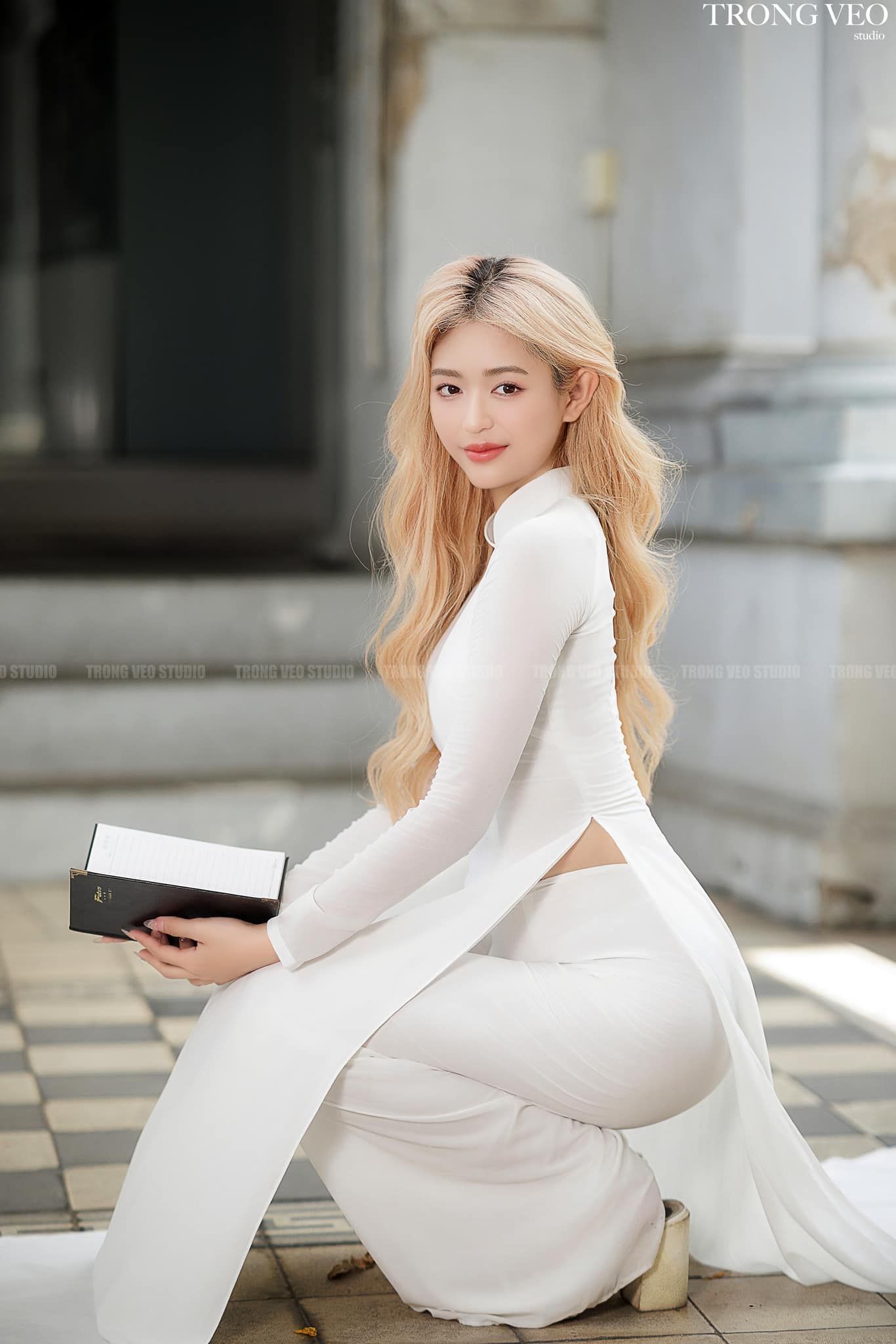 Nữ sinh duyên dáng với áo dài trắng trong mùa tưu trường