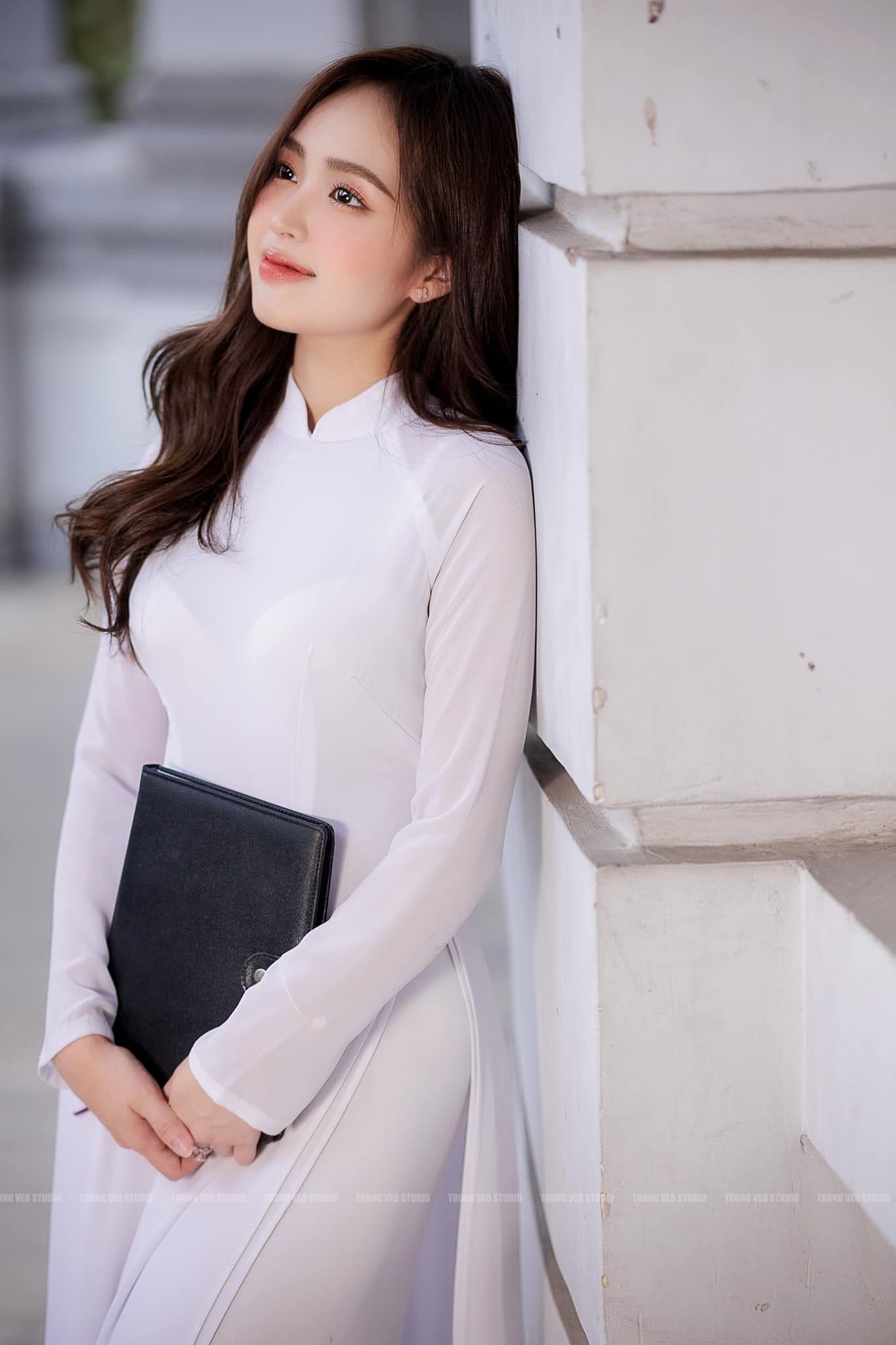 Ho girl Phương Anh Lê tạo dáng với áo dài trắng