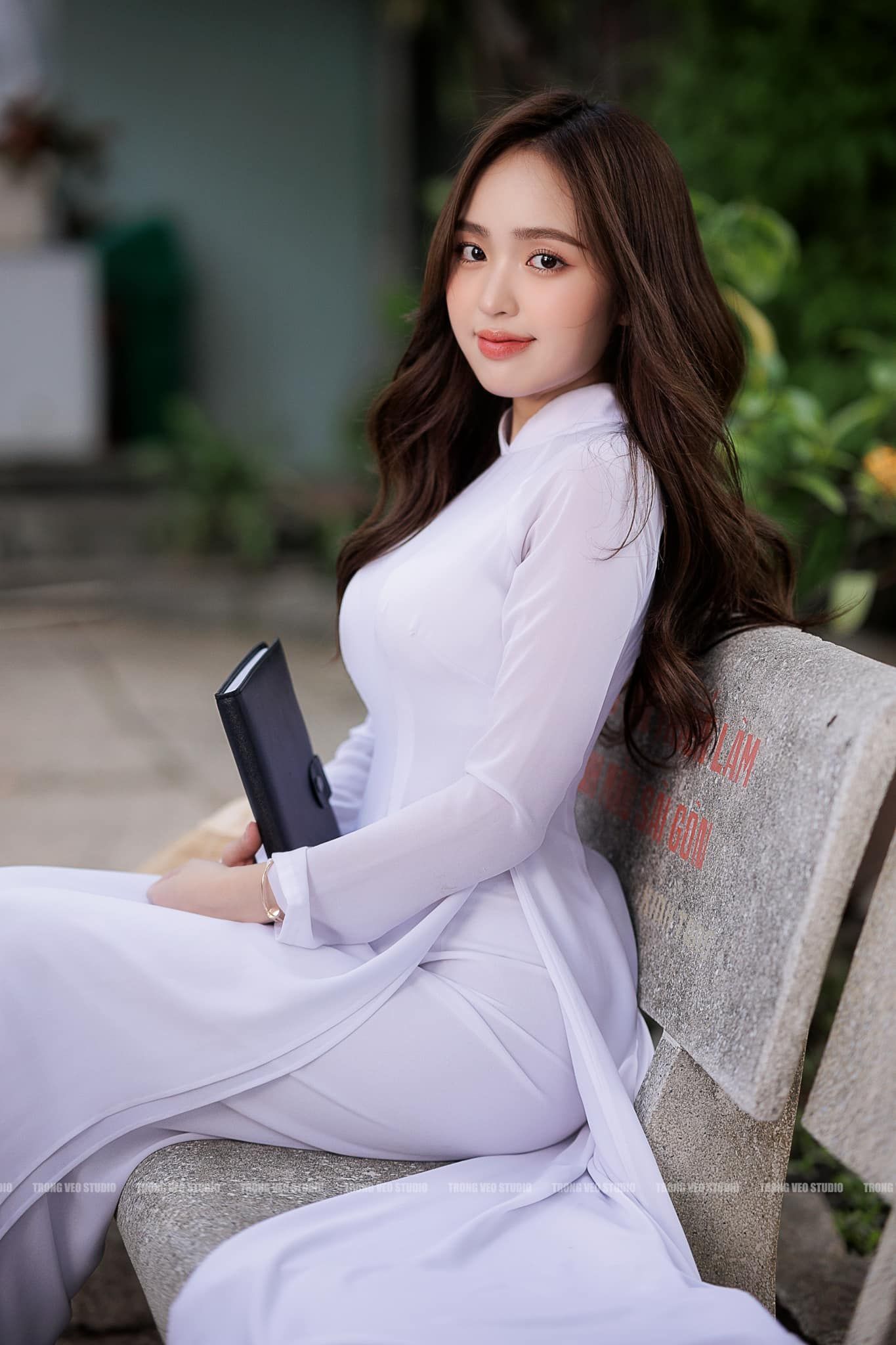 Ho girl Phương Anh Lê tạo dáng với áo dài trắng