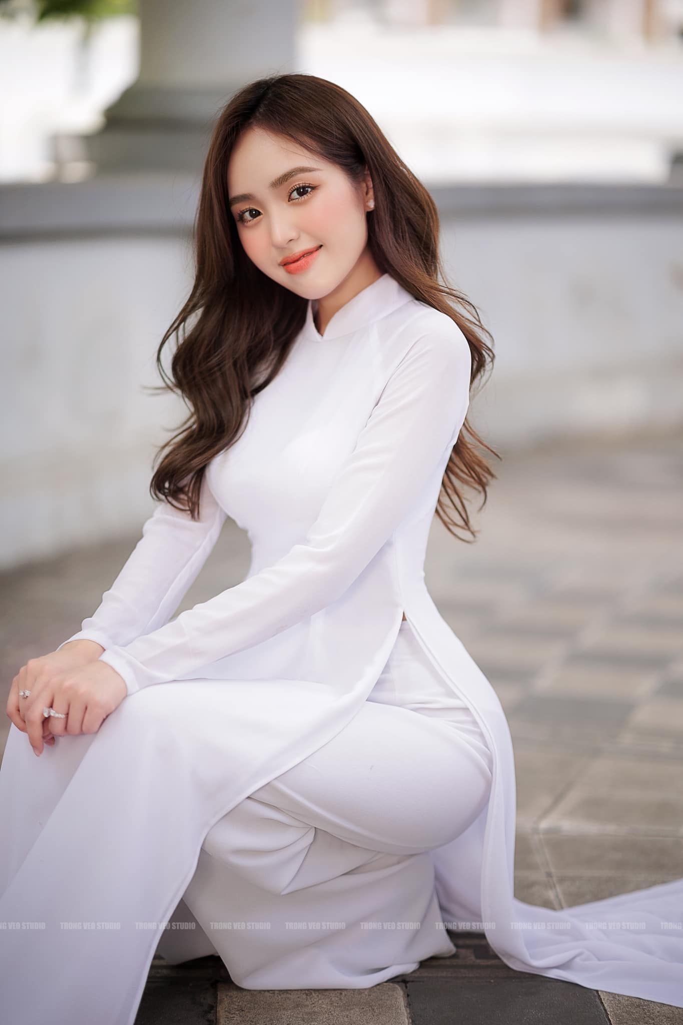Ho girl Phương Anh Lê tạo dáng với áo dài trắng