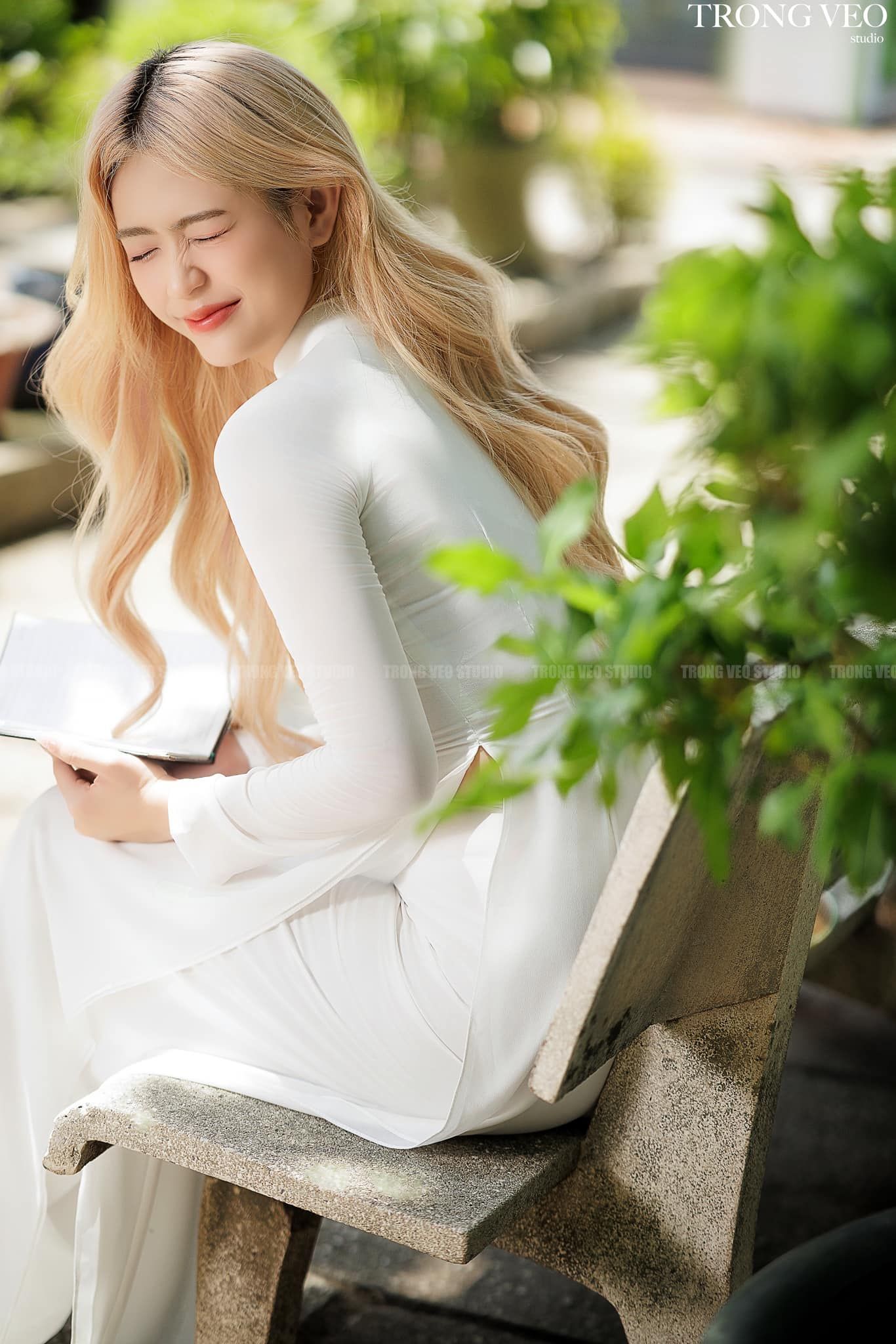 Nữ sinh duyên dáng với áo dài trắng trong mùa tưu trường