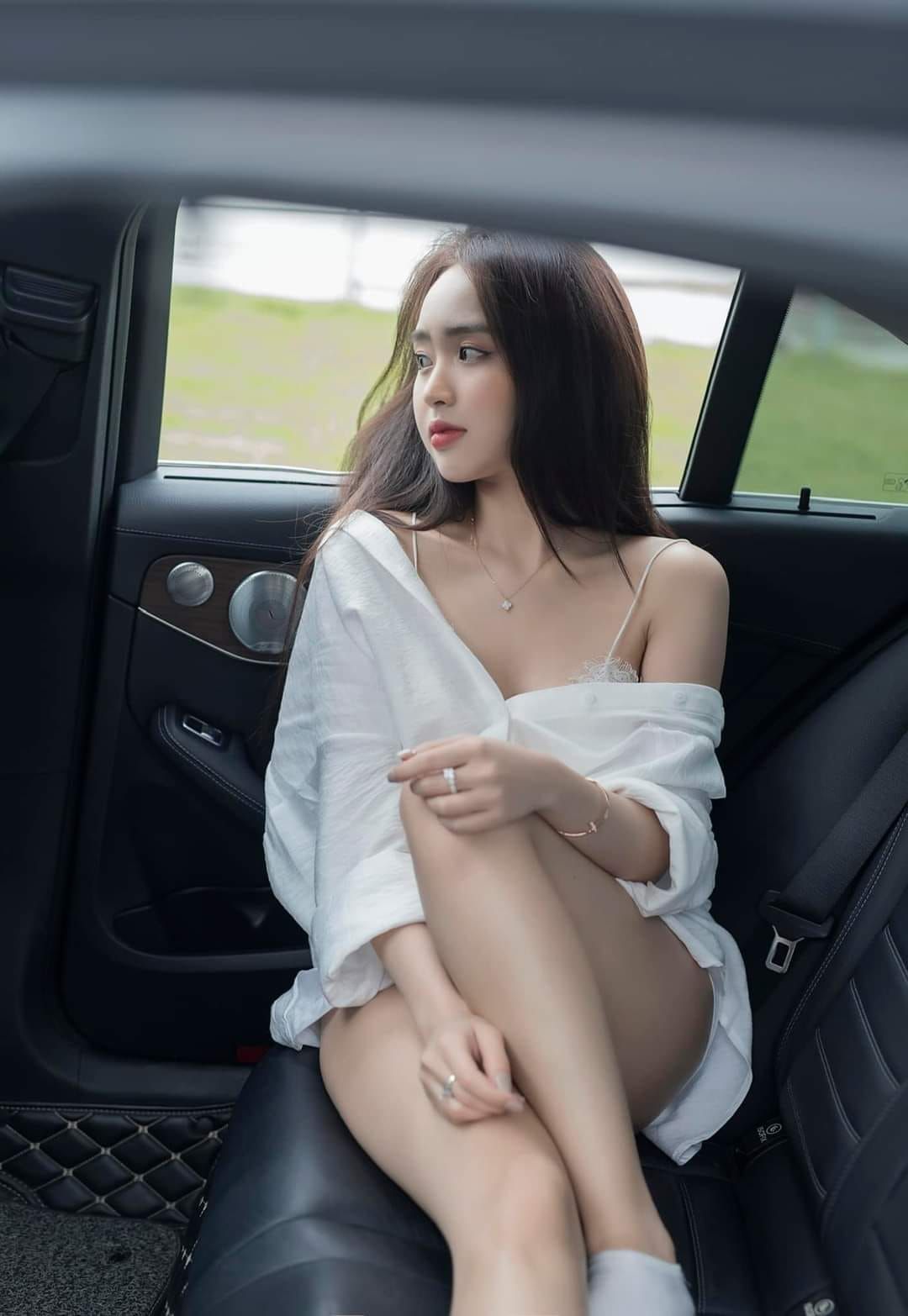 Tổng hợp ảnh girl xinh Lê Phương Anh tạo dáng trên ô tô