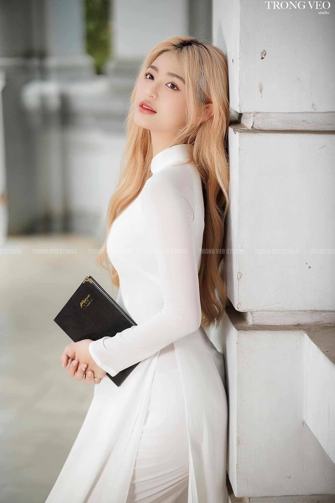 Nữ sinh duyên dáng với áo dài trắng trong mùa tưu trường