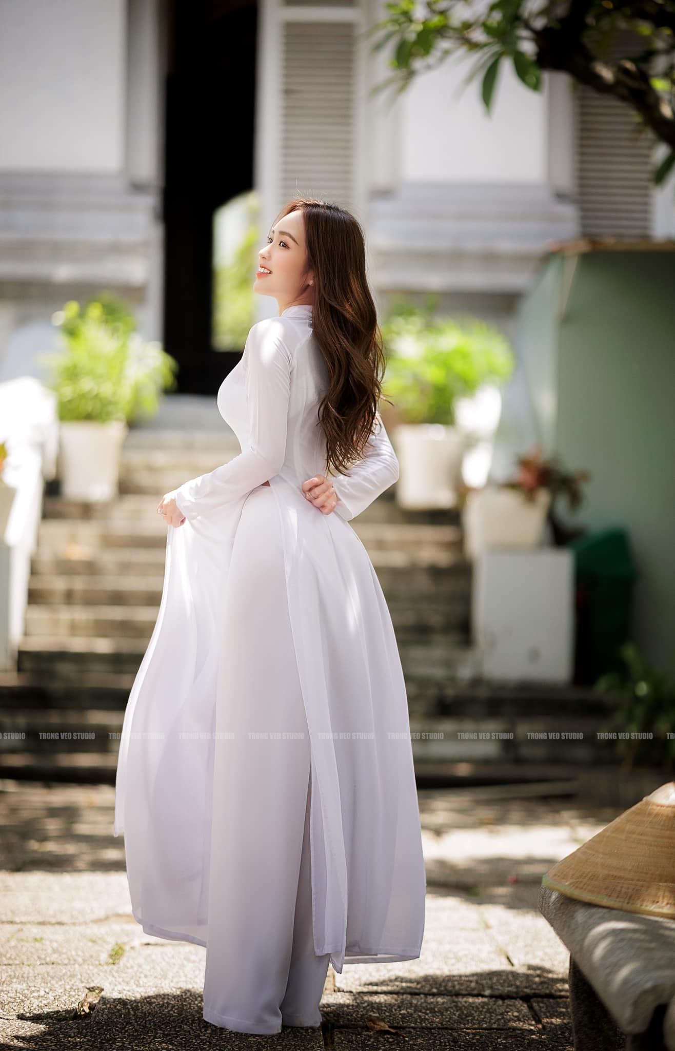 Ho girl Phương Anh Lê tạo dáng với áo dài trắng