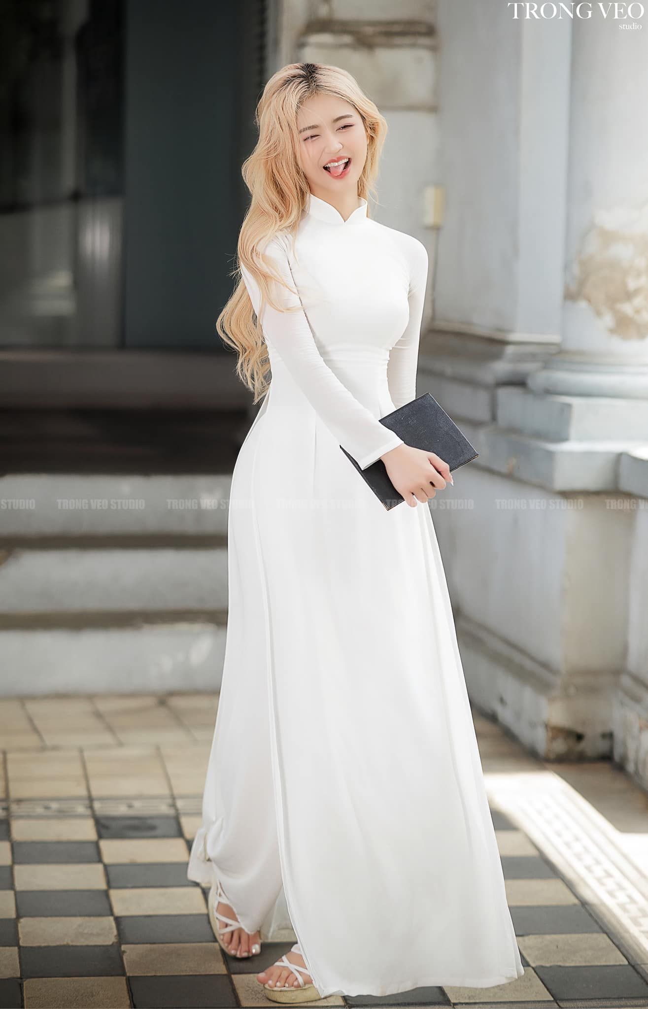 Nữ sinh duyên dáng với áo dài trắng trong mùa tưu trường