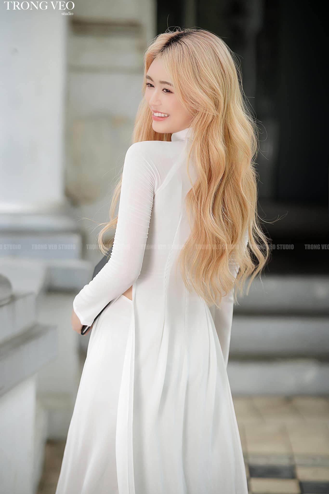 Nữ sinh duyên dáng với áo dài trắng trong mùa tưu trường