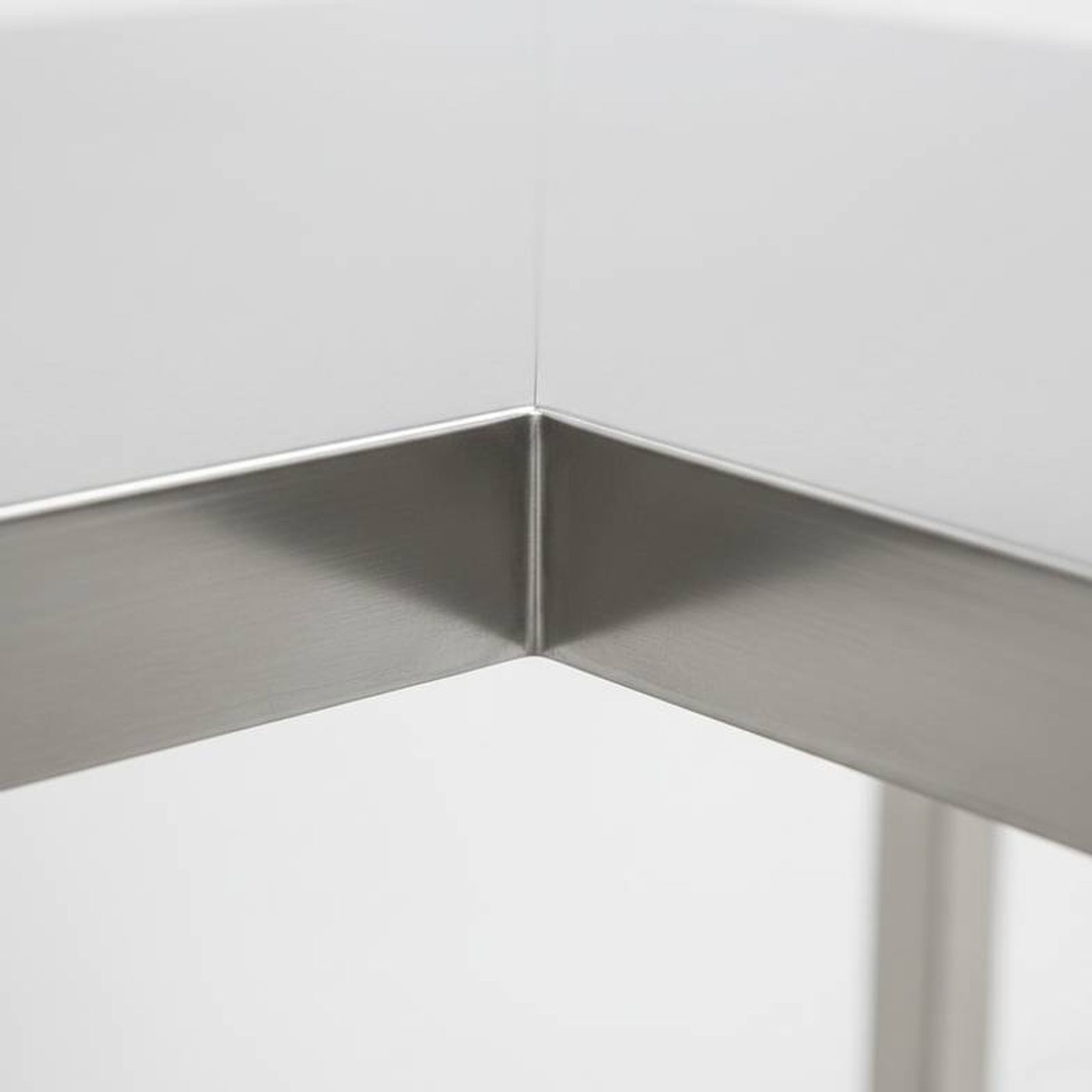 Seamless welded corner of a stainless steel medical worktable