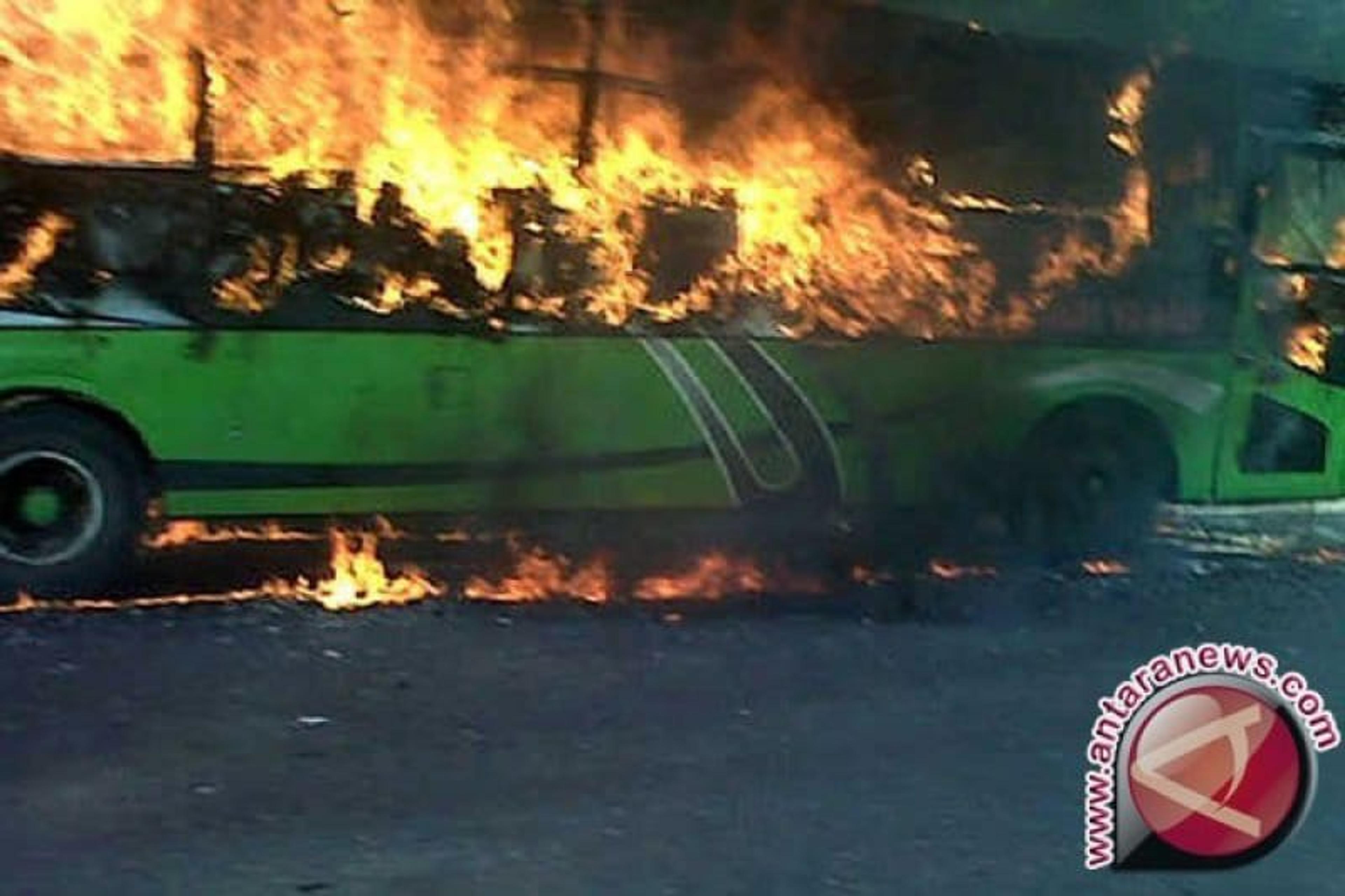 25 Orang Tewas di India Akibat Bus Terbakar