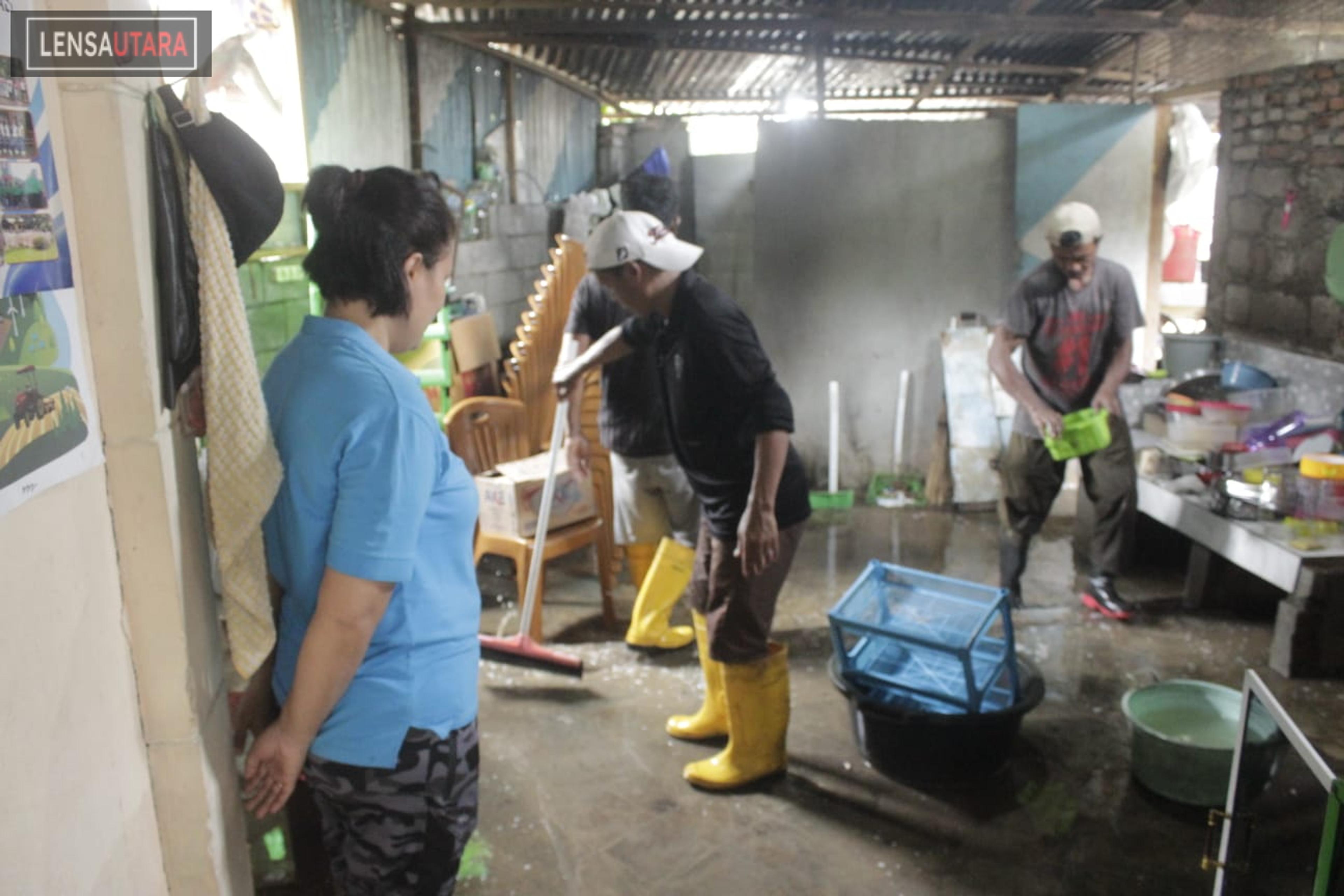Banjir Manado Surut, Warga Sumompo Depan Lapas Kembali Untuk Bersihkan Rumah