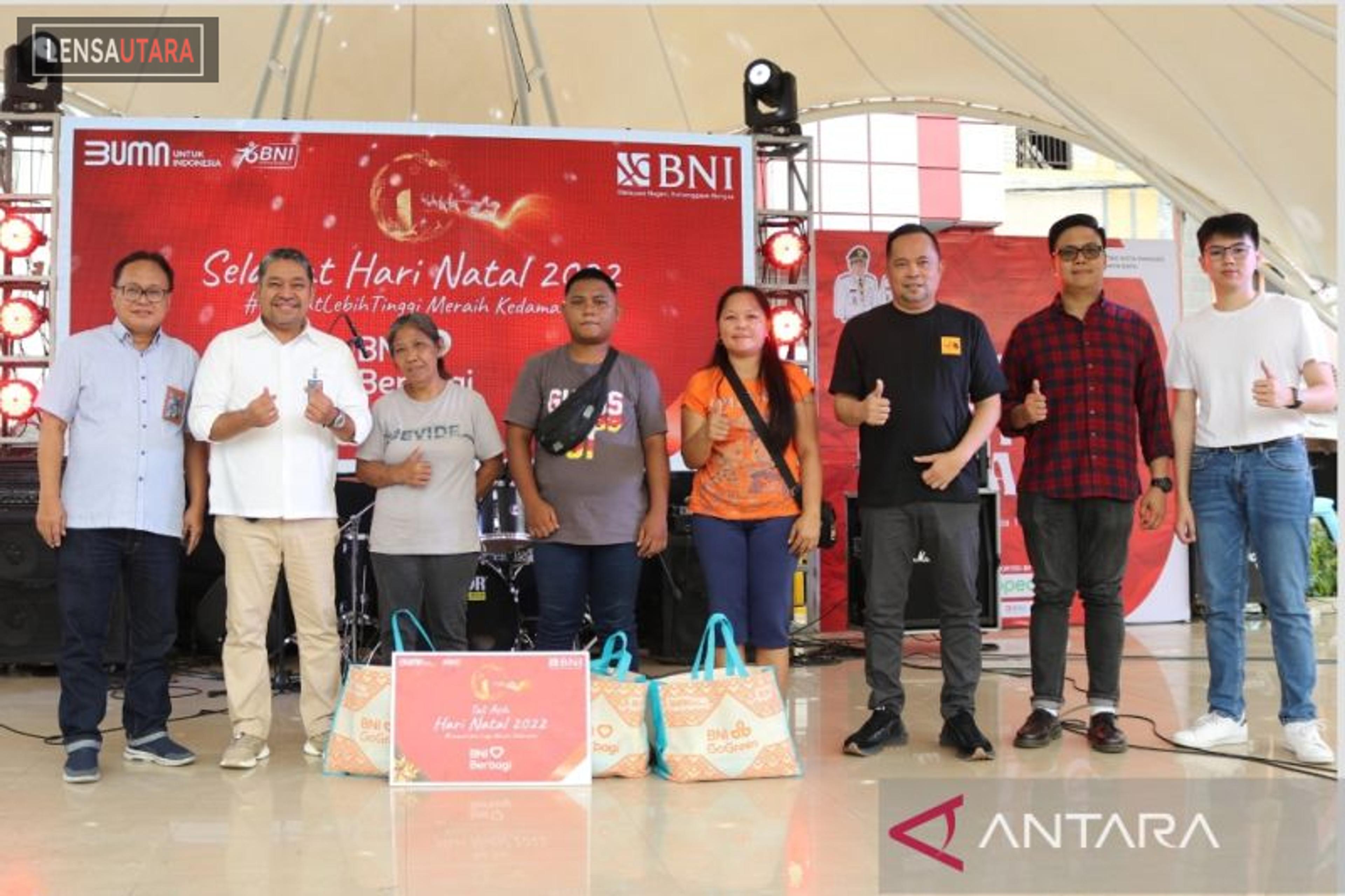 BNI Wilayah 11 Suluttenggomalut Bagikan Paket Pangan untuk Warga Kurang Mampu