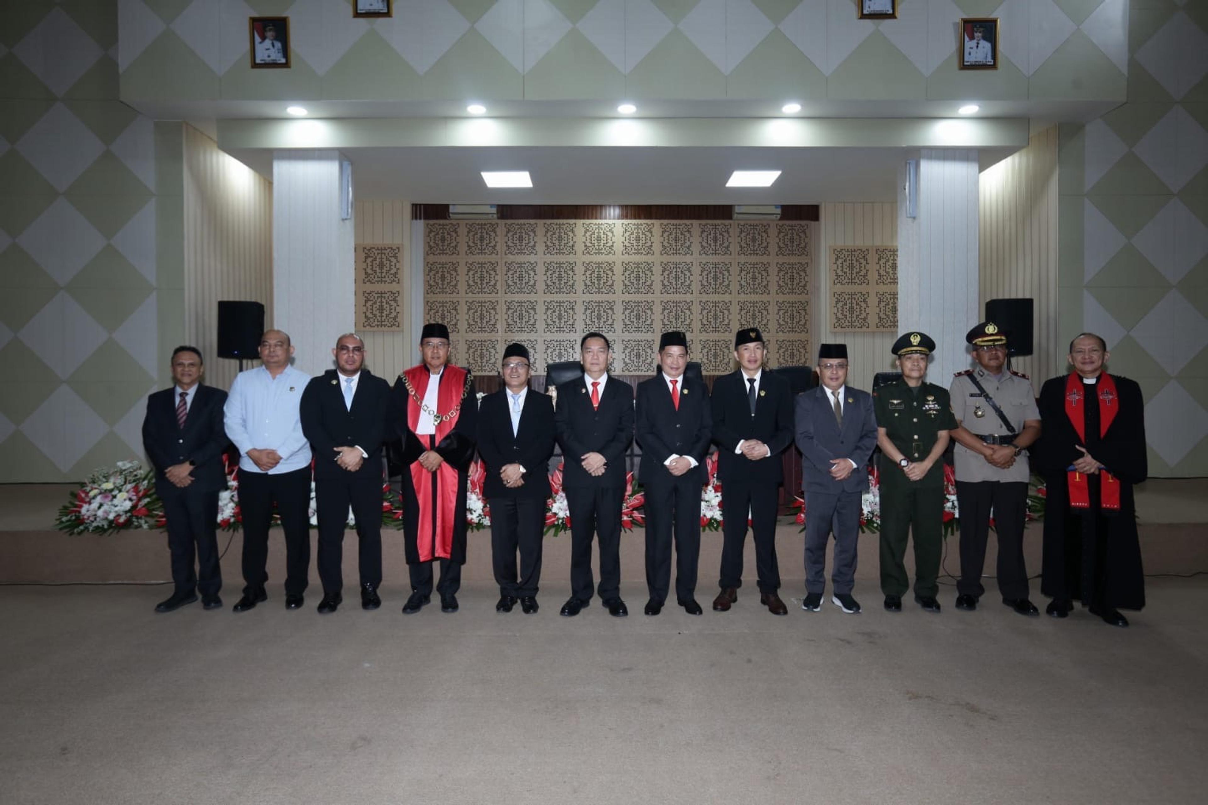 Wali Kota Tomohon Caroll J. A. Senduk, S.H., menghadiri Rapat Paripurna DPRD Kota Tomohon dalam rangka Pengucapan Sumpah/Janji Ketua DPRD Kota Tomohon Sisa Masa Jabatan Tahun 2024–2029. (Ist)