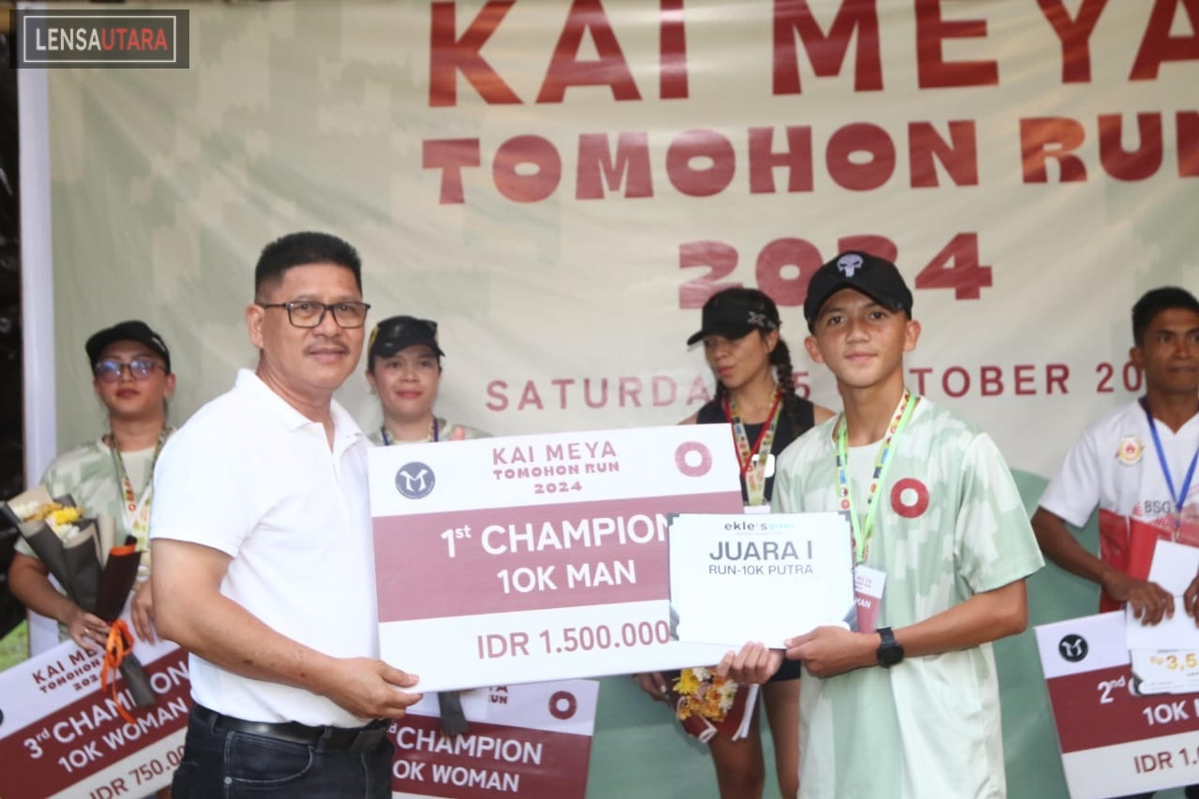 Fereydy Kaligis Serahkan Hadiah Kepada Peserta Kaimeya Tomohon Run 2024