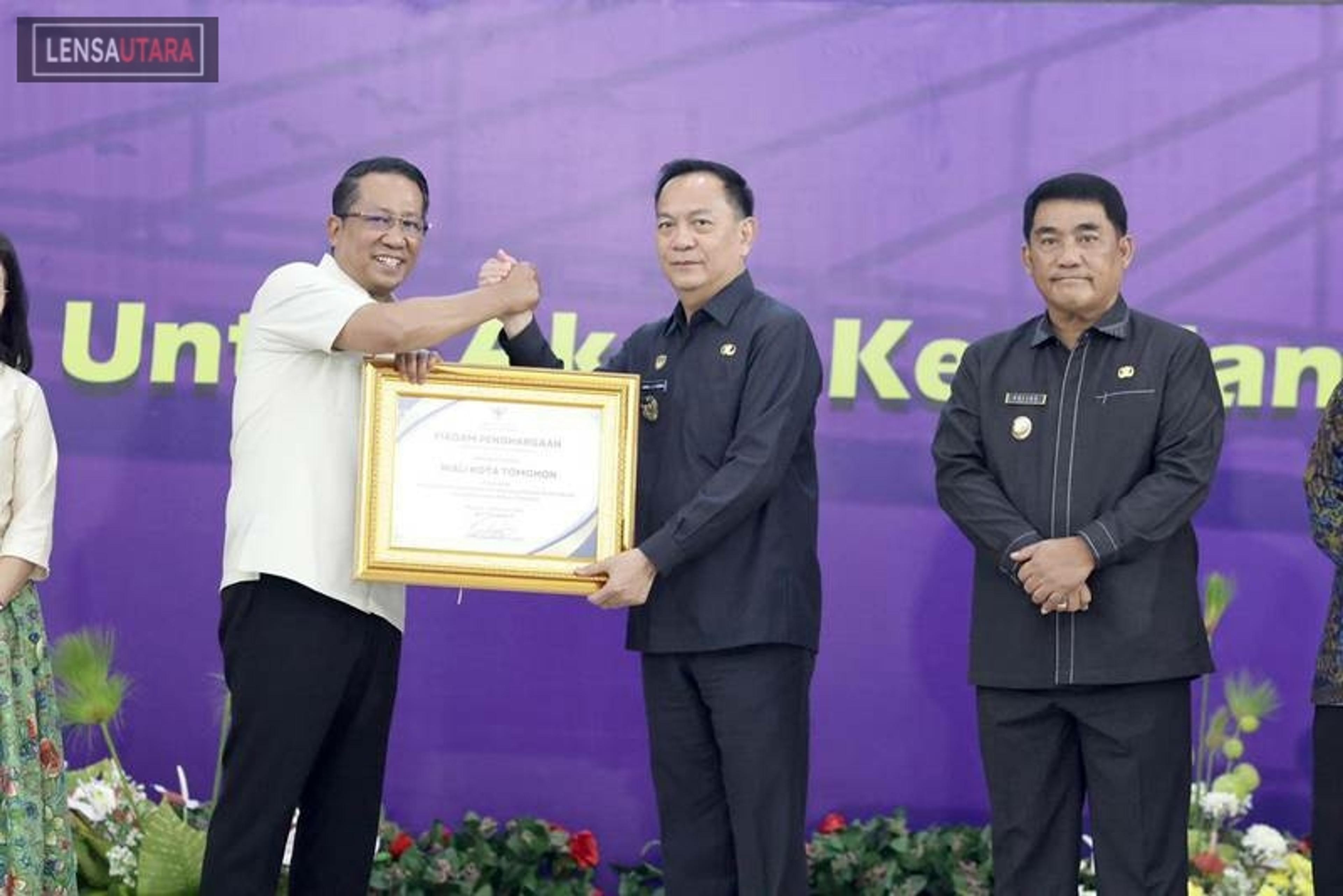 Peran Aktif Dukung Posbankum, Wali Kota Caroll Raih Penghargaan Menteri Hukum