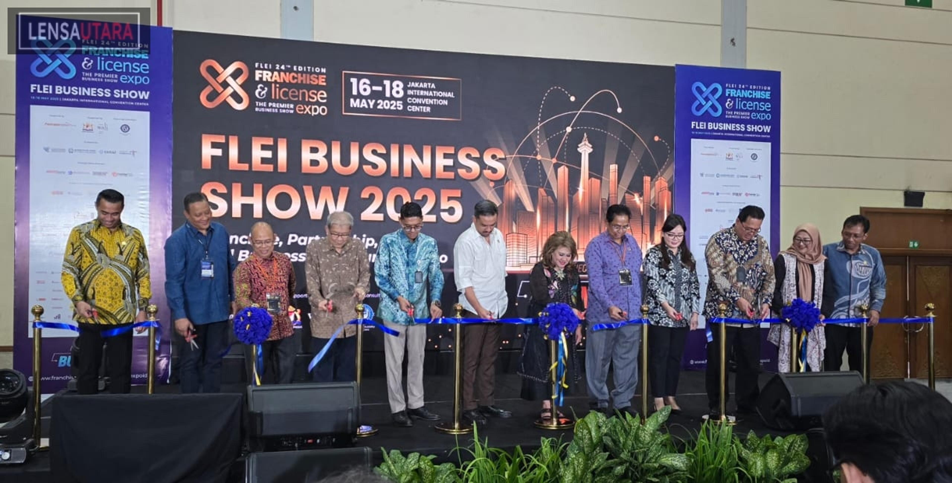FLEI 2025 Resmi Dibuka Menteri UMKM, Wawali Tomohon Sendy Rumajar Ikut Gunting Pita dan Kunjungi Booth TIFF