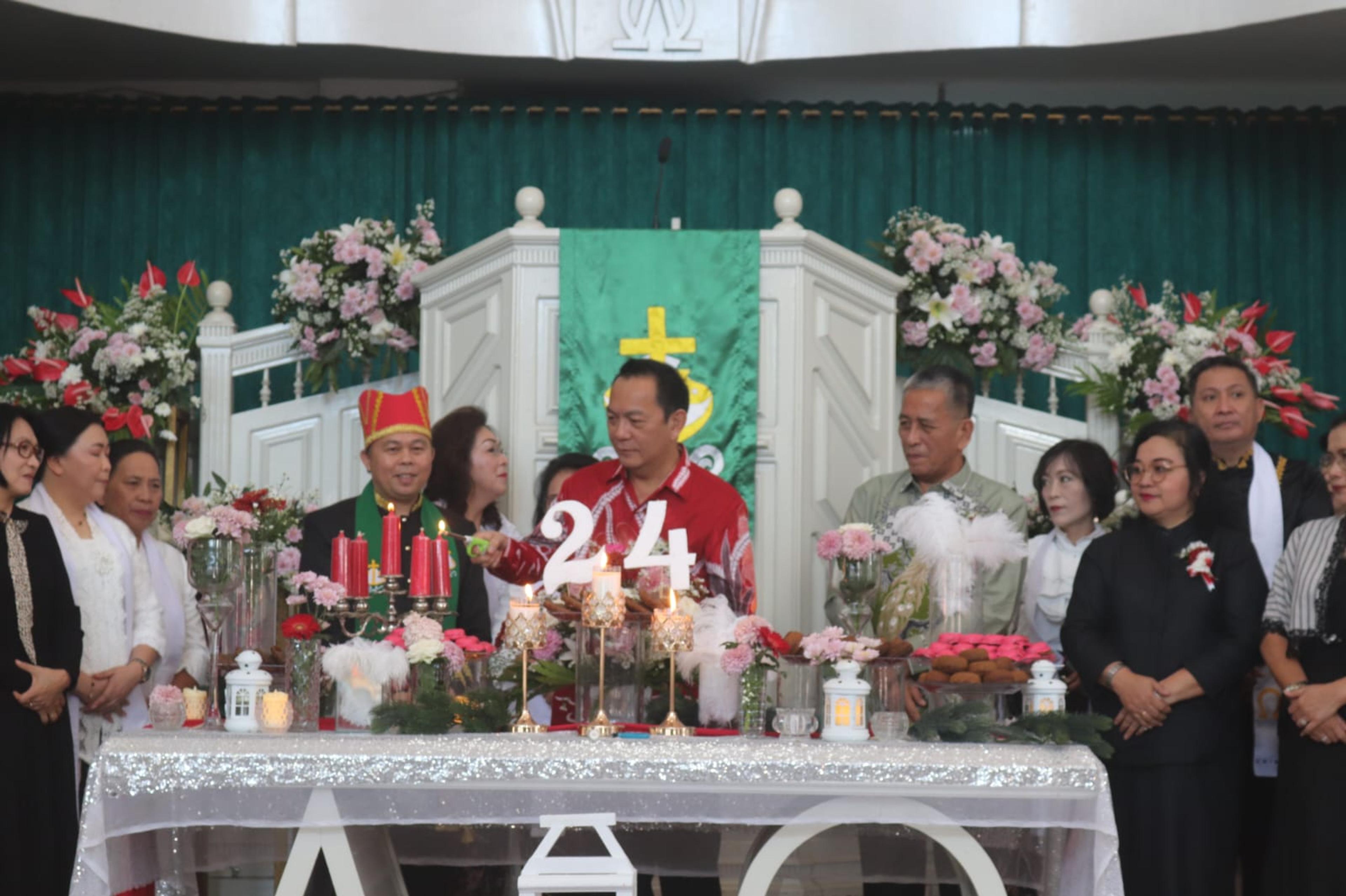 Pemkot Tomohon Hibahkan 50Jt Rupiah Kepada Jemaat Nazaret Matani
