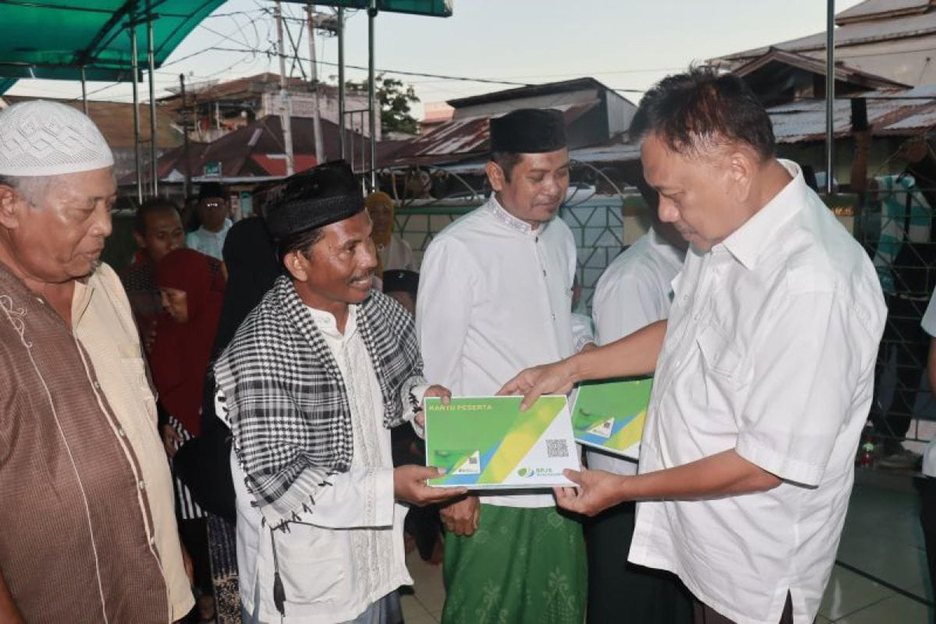 Buka Puasa Bersama Jamaah Mesjid Ar Rahmah Manado, Olly Serahkan Bantuan