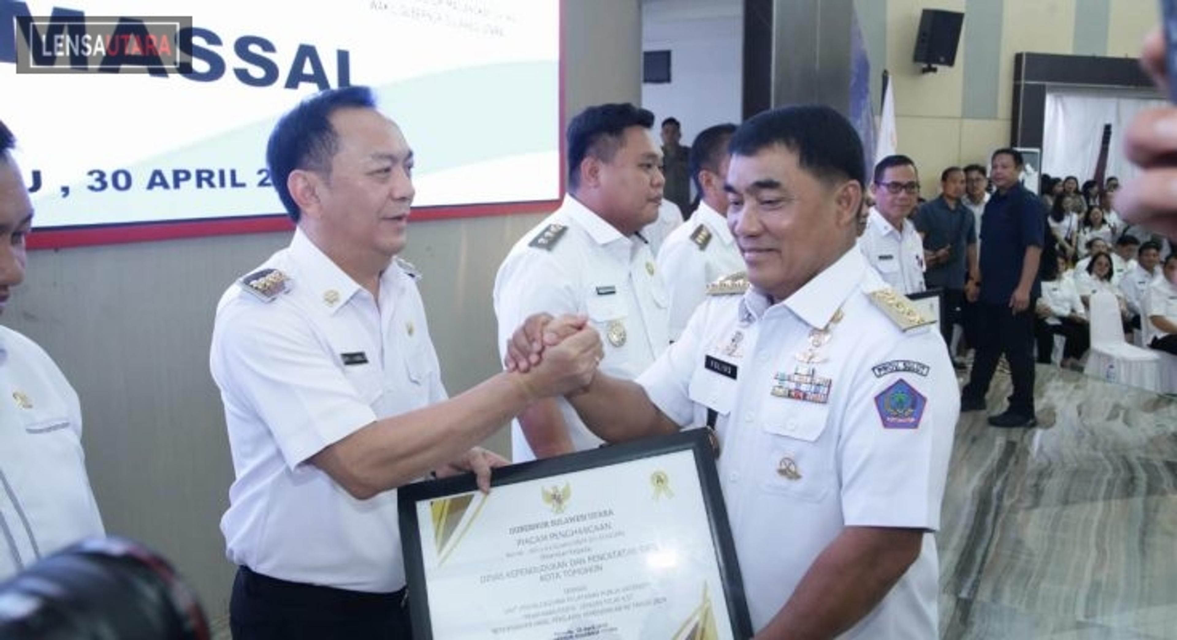 Berhasil Raih Grade A Pelayanan Disdukcapil, Walikota Tomohon Terima Penghargaan dari Gubernur