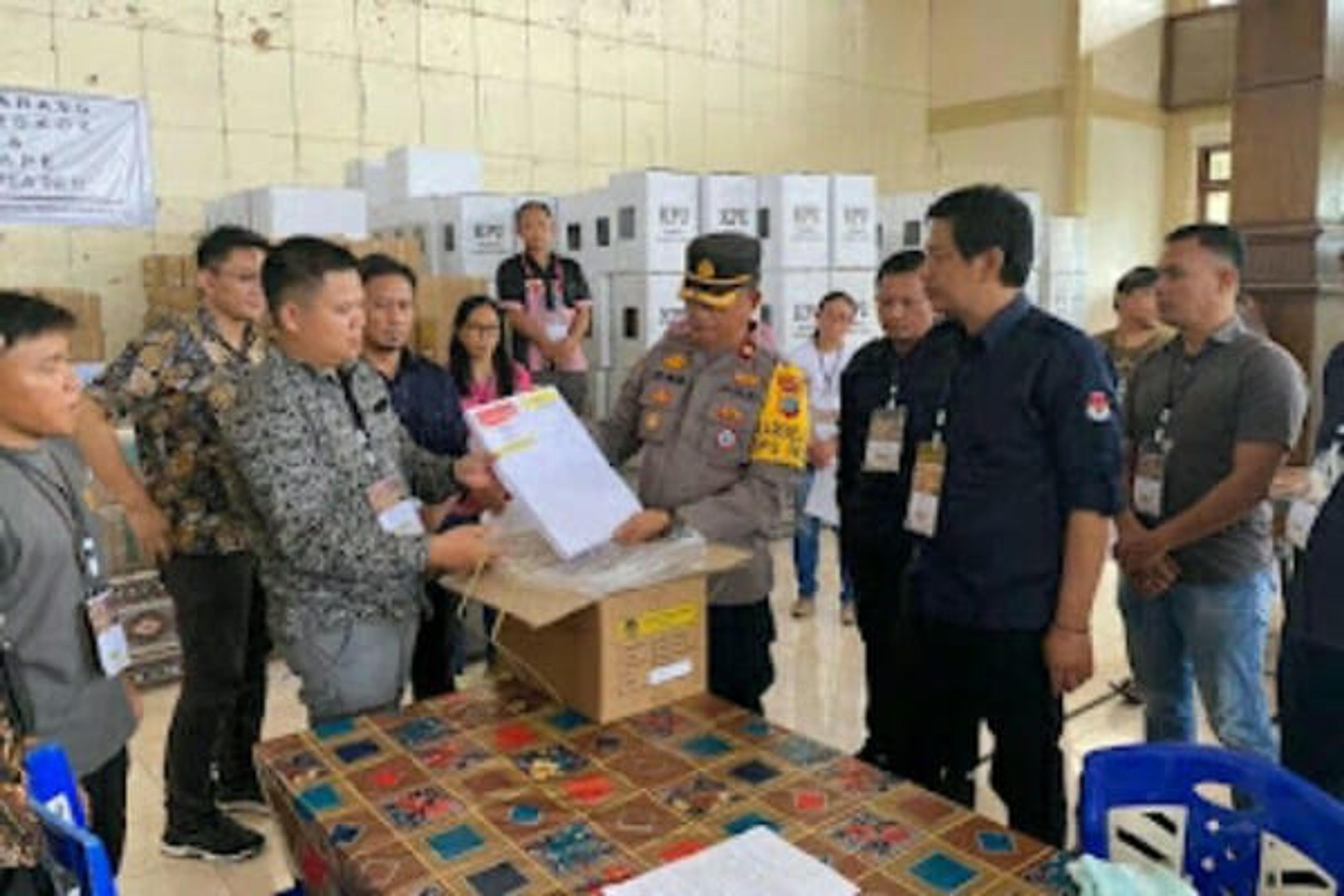 Bawaslu dan Polisi Awasi Penyortiran dan Pelipatan Surat Suara di KPU Mitra