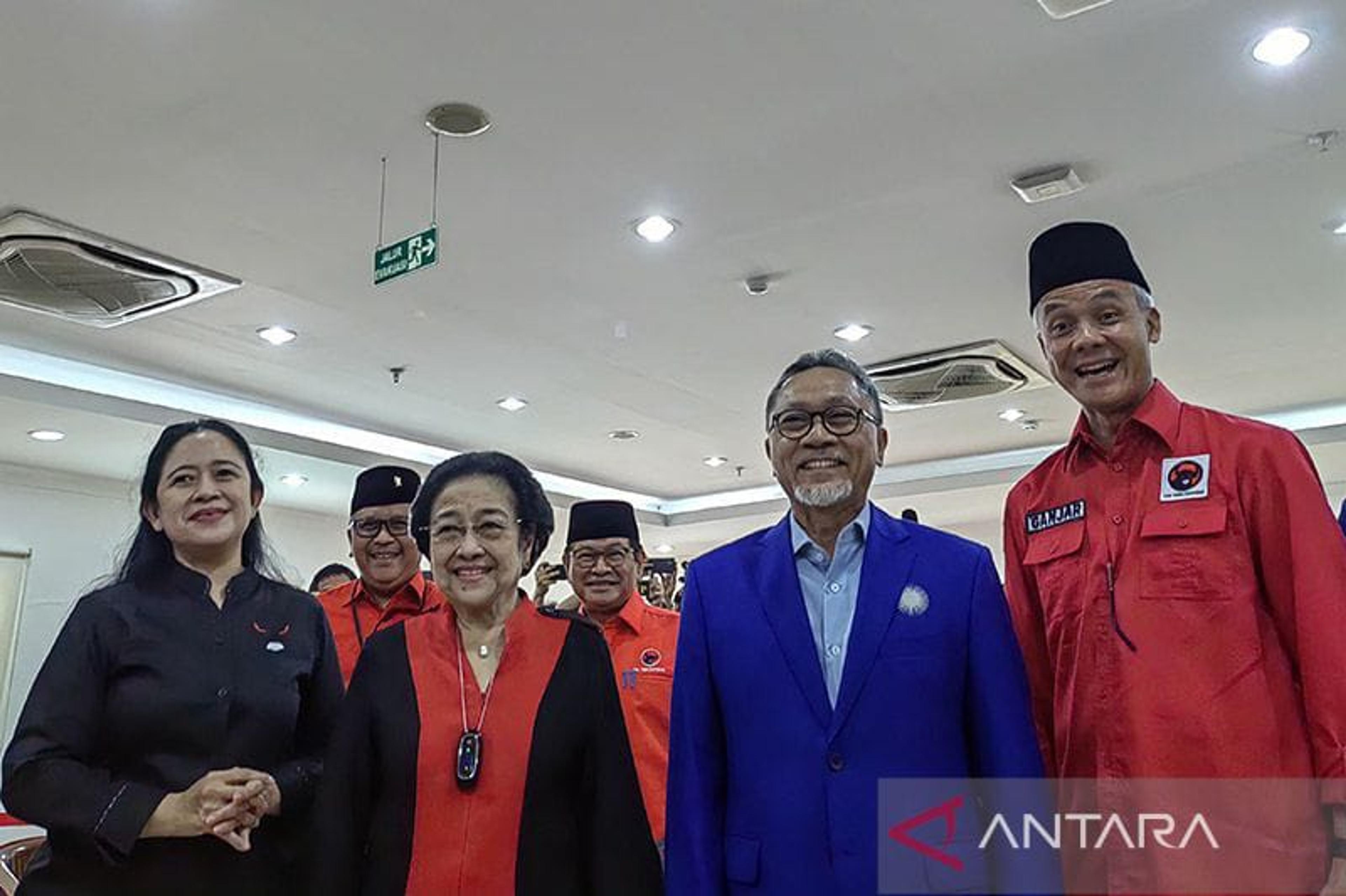 PAN Sambangi Kantor PDIP, Hasto Malah Berpantun