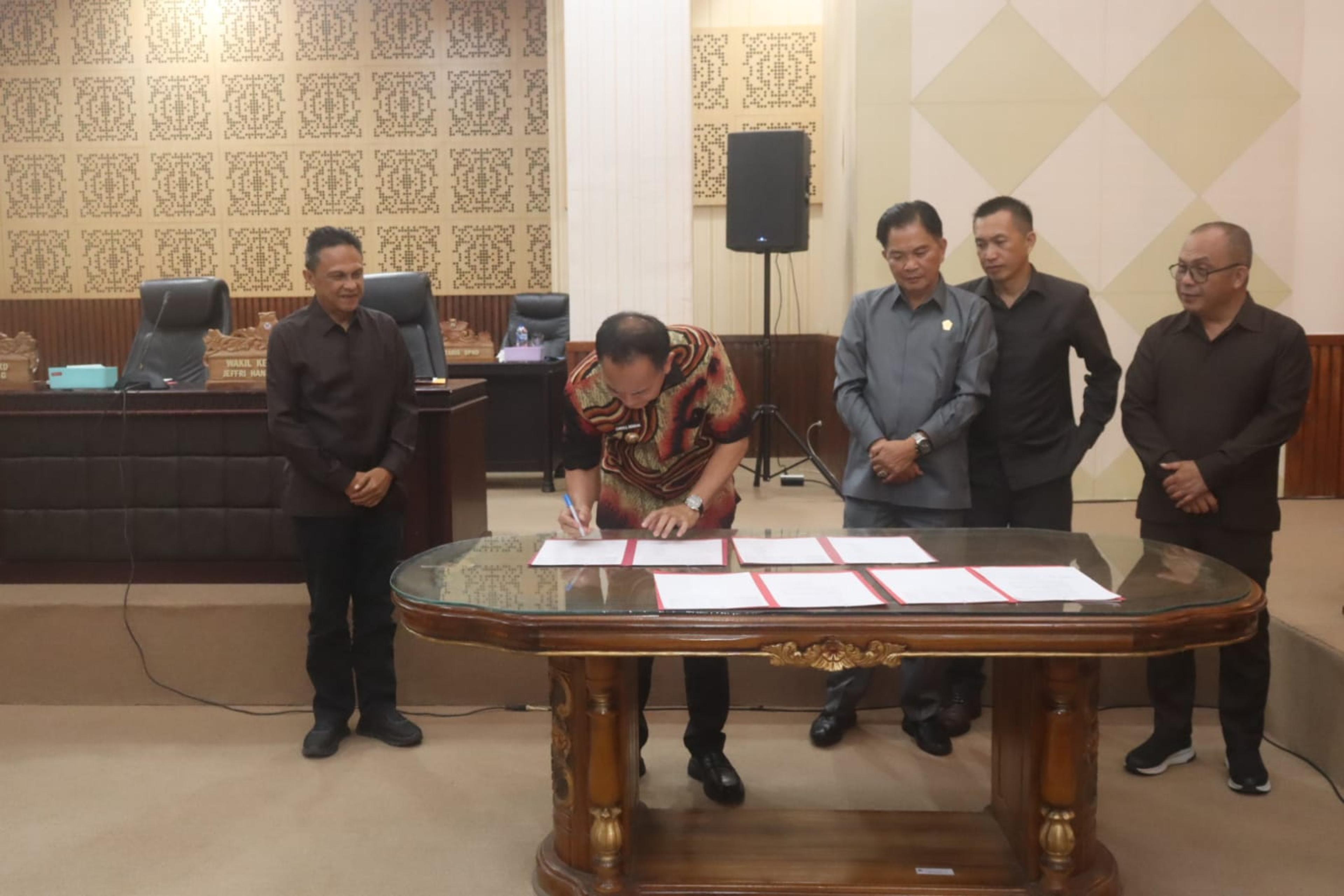 Wali Kota Tomohon Caroll Senduk, S.H. menghadiri sekaligus menyampaikan pendapat akhir Pemerintah Kota Tomohon pada Rapat Paripurna DPRD Kota Tomohon tentang Perubahan APBD 2026. (Ist)