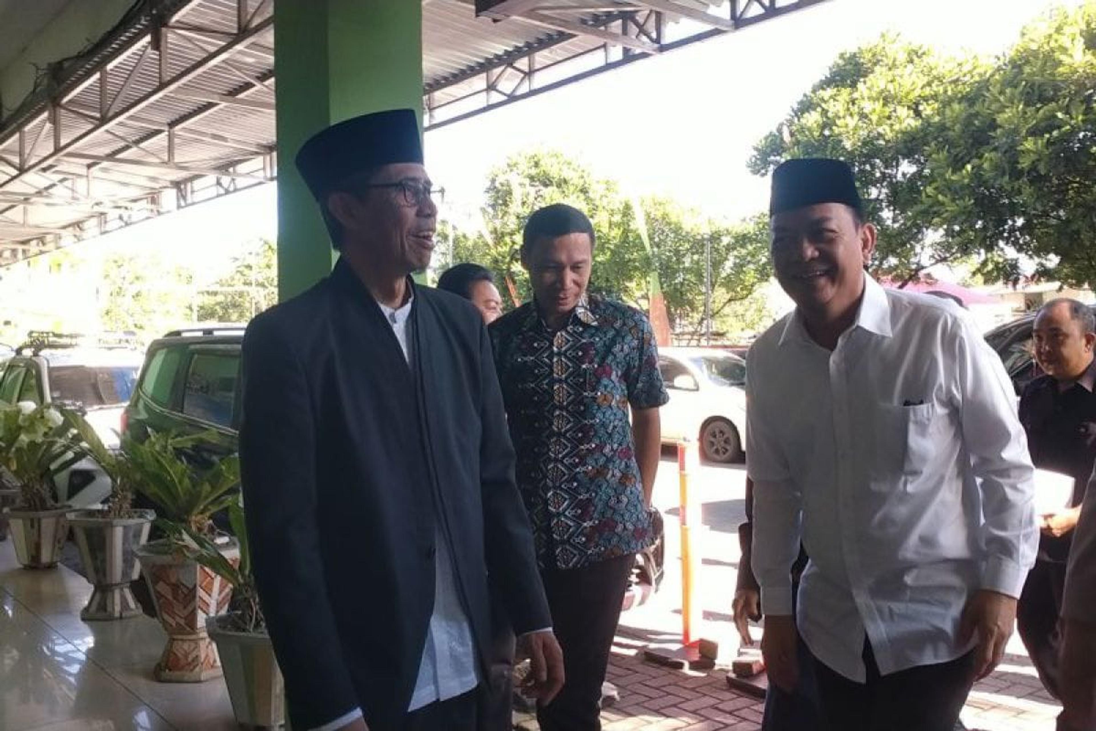 Wali Kota Tomohon Serahkan Dana Hibah Rp20 juta ke Masjid Agung Matani