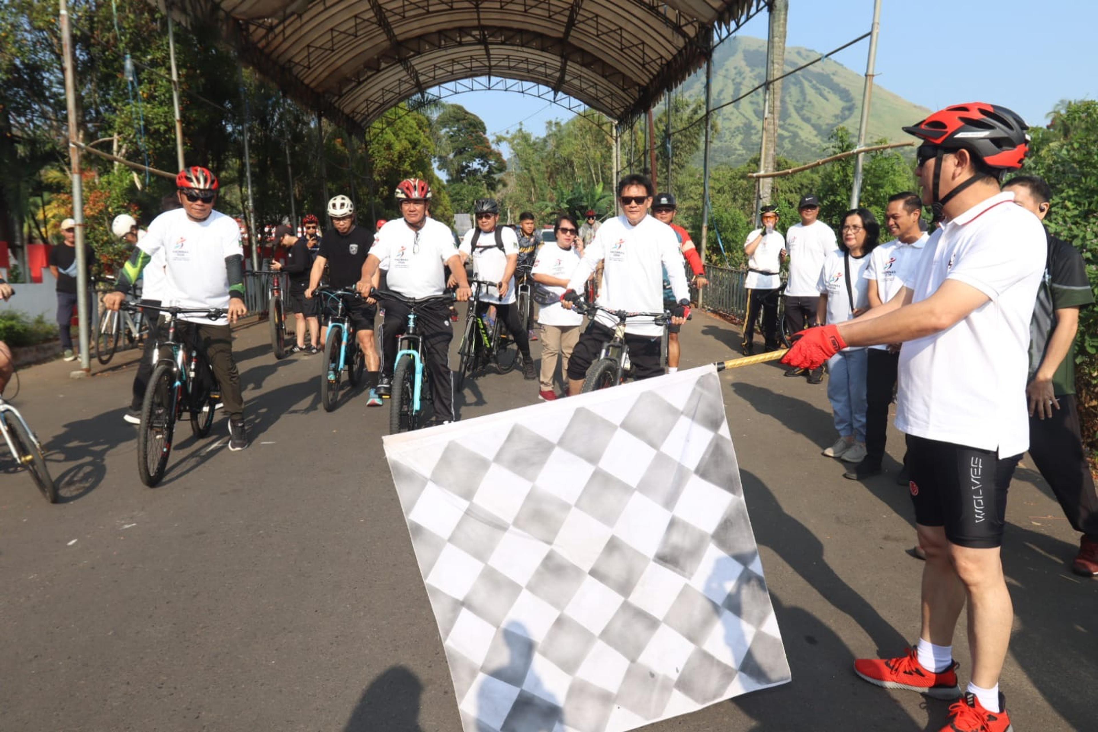 Peringatan Hari Olahraga Nasional Tahun 2026 di Kota Tomohon, Wali Kota Lepas Fun Bike