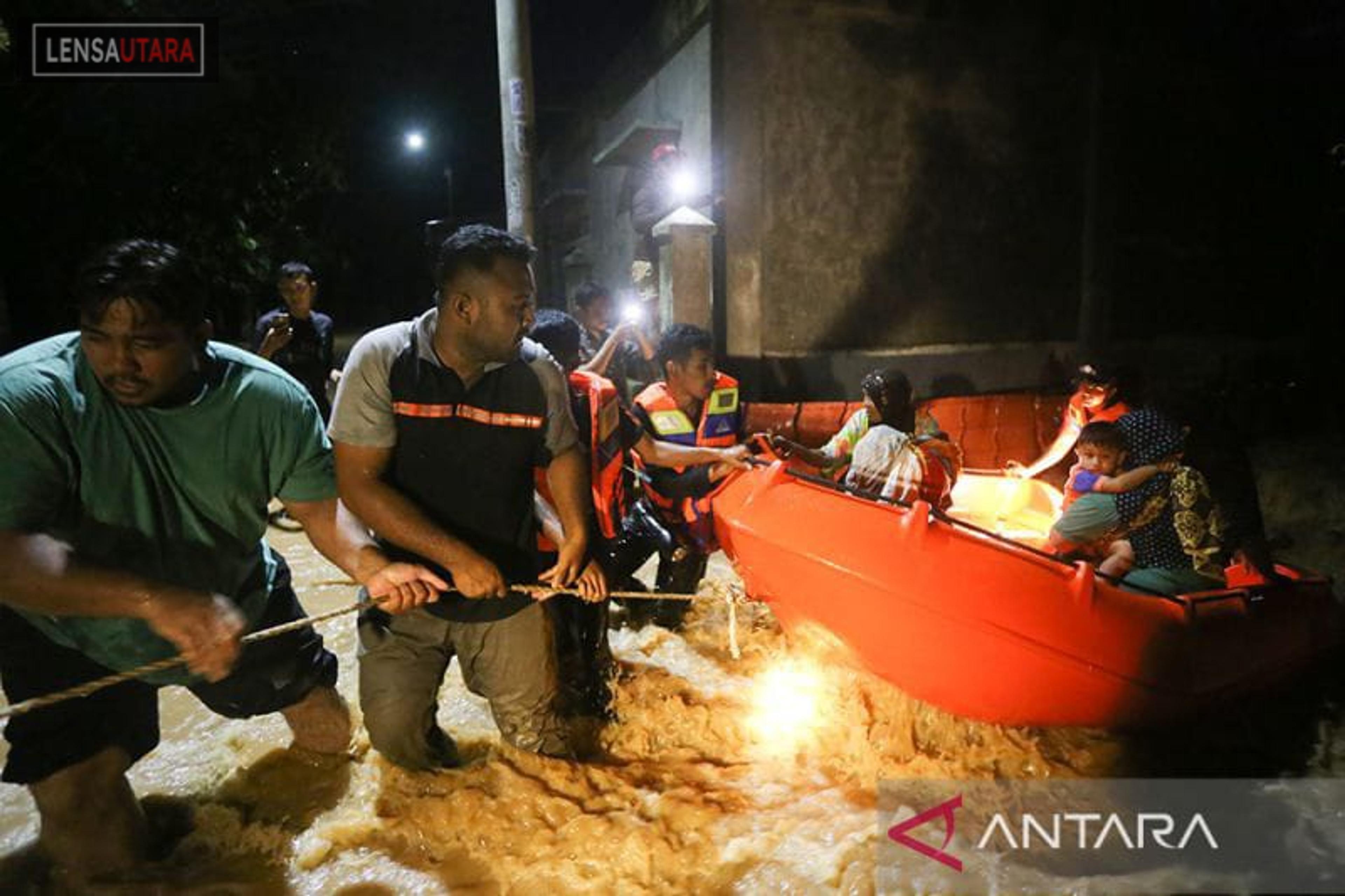 BPBD dan SAR Evakuasi Warga Rerjebak Banjir di Aceh Besar