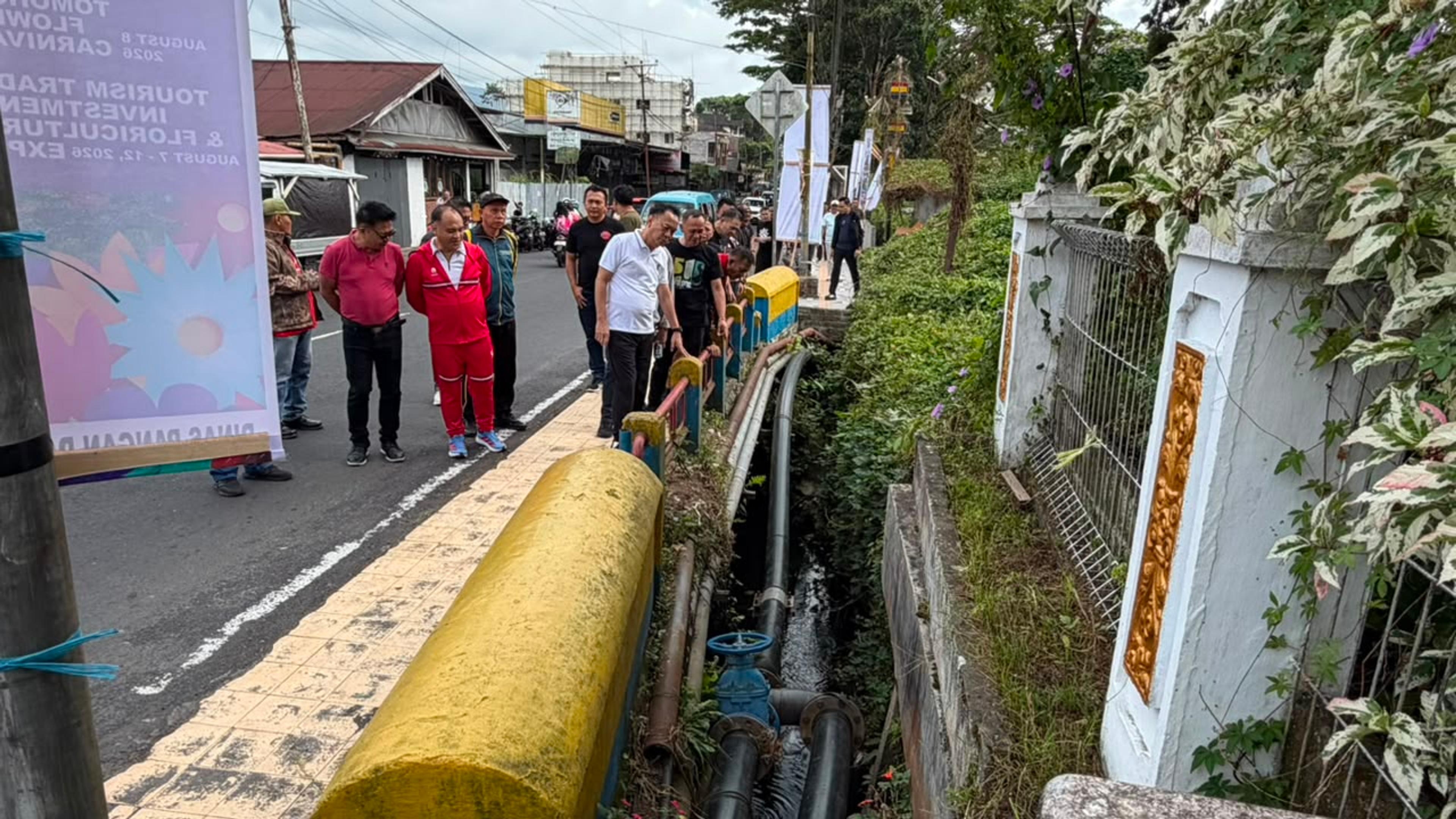 Wali Kota Tomohon Caroll Senduk bersama Sekretaris Daerah Kota Tomohon Edwin Roring melakukan inspeksi lapangan di sepanjang jalan protokol Kota Tomohon. (Ist)