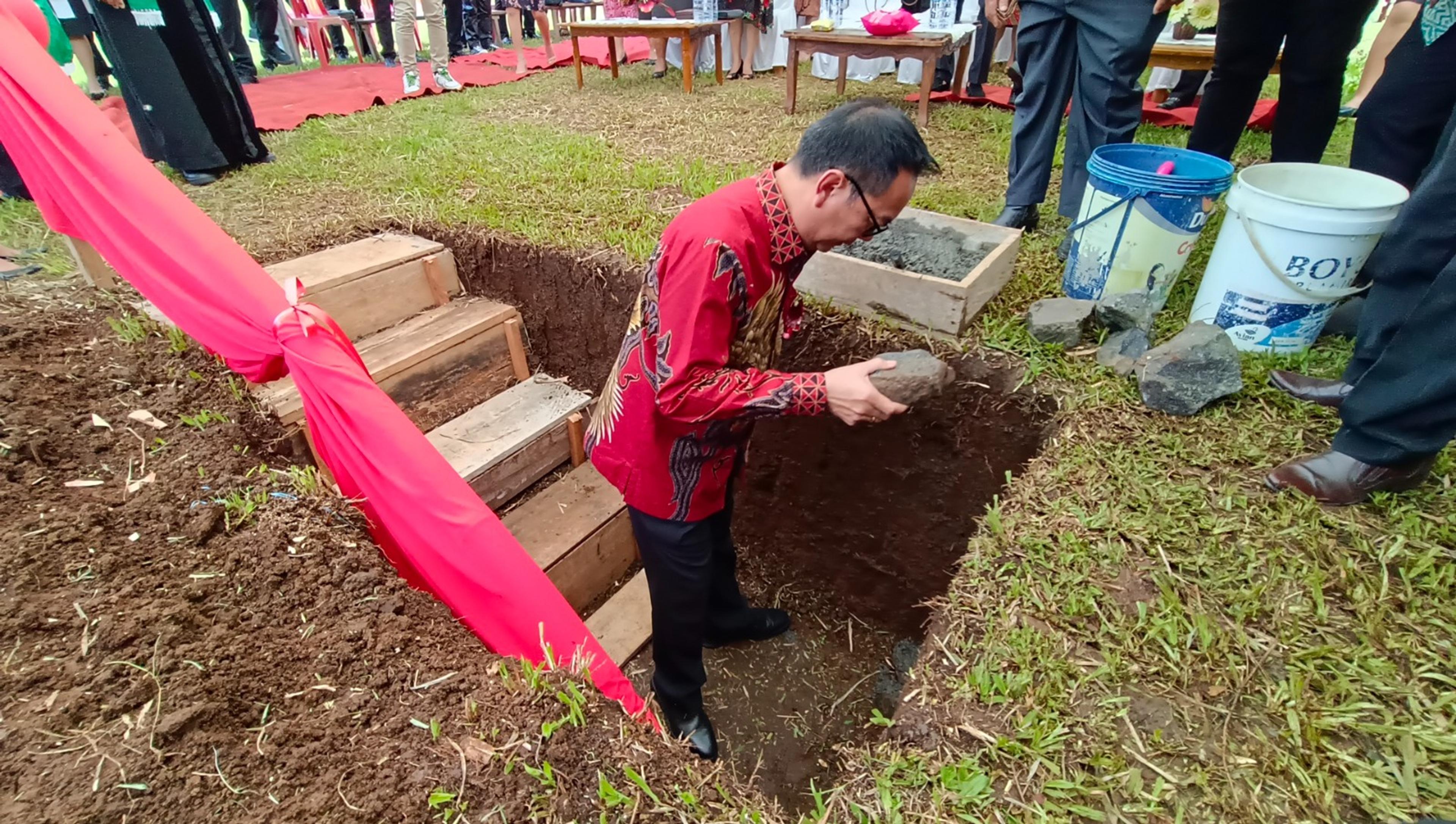 Caroll Dampingi Gubernur OD, Hadiri Peletakkan Batu Pertama Pembangunan Gereja RUT Woloan
